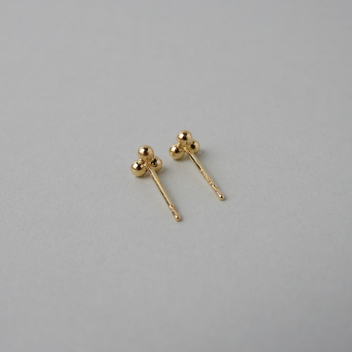 トライアングルボールピアス【両耳用/K18】 | Pay ID