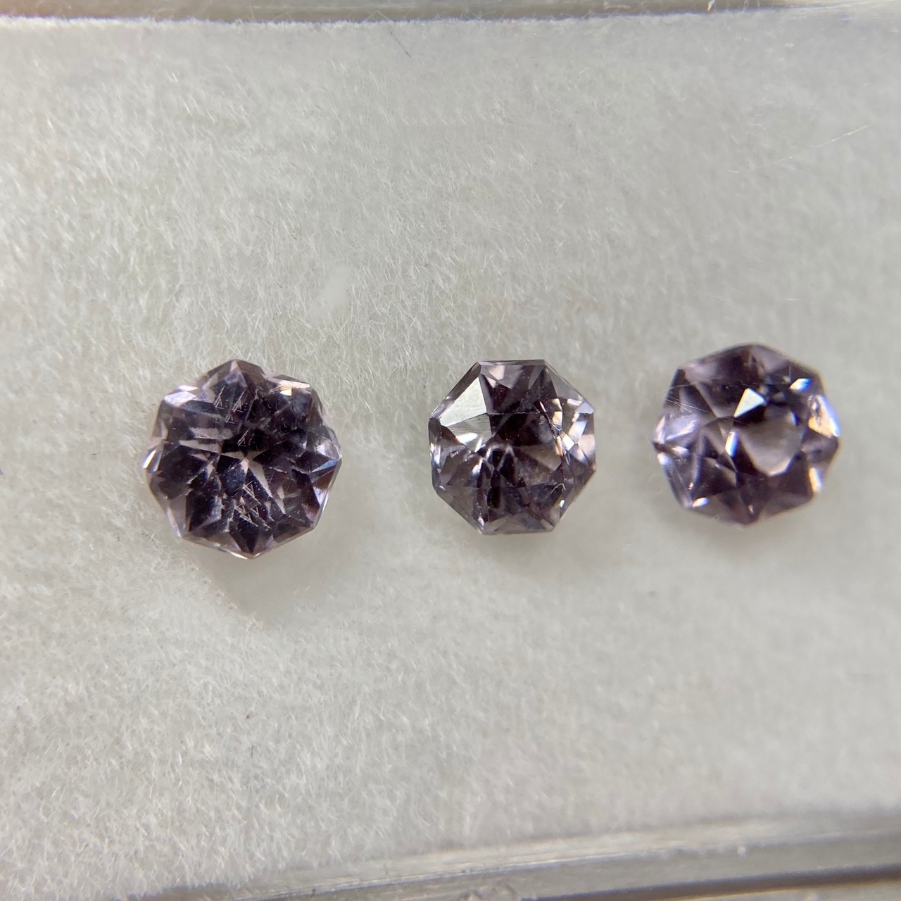 お花みたいなスピネル 約4mm-4.5mm 3点セット No.7