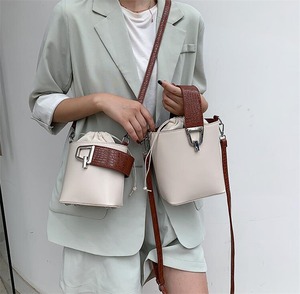 送料無料【2サイズ選べる】とてもおしゃれなバッグ 3way クロスボディバッグ ショルダーバッグ ハンドバッグ 韓国(DM0056)