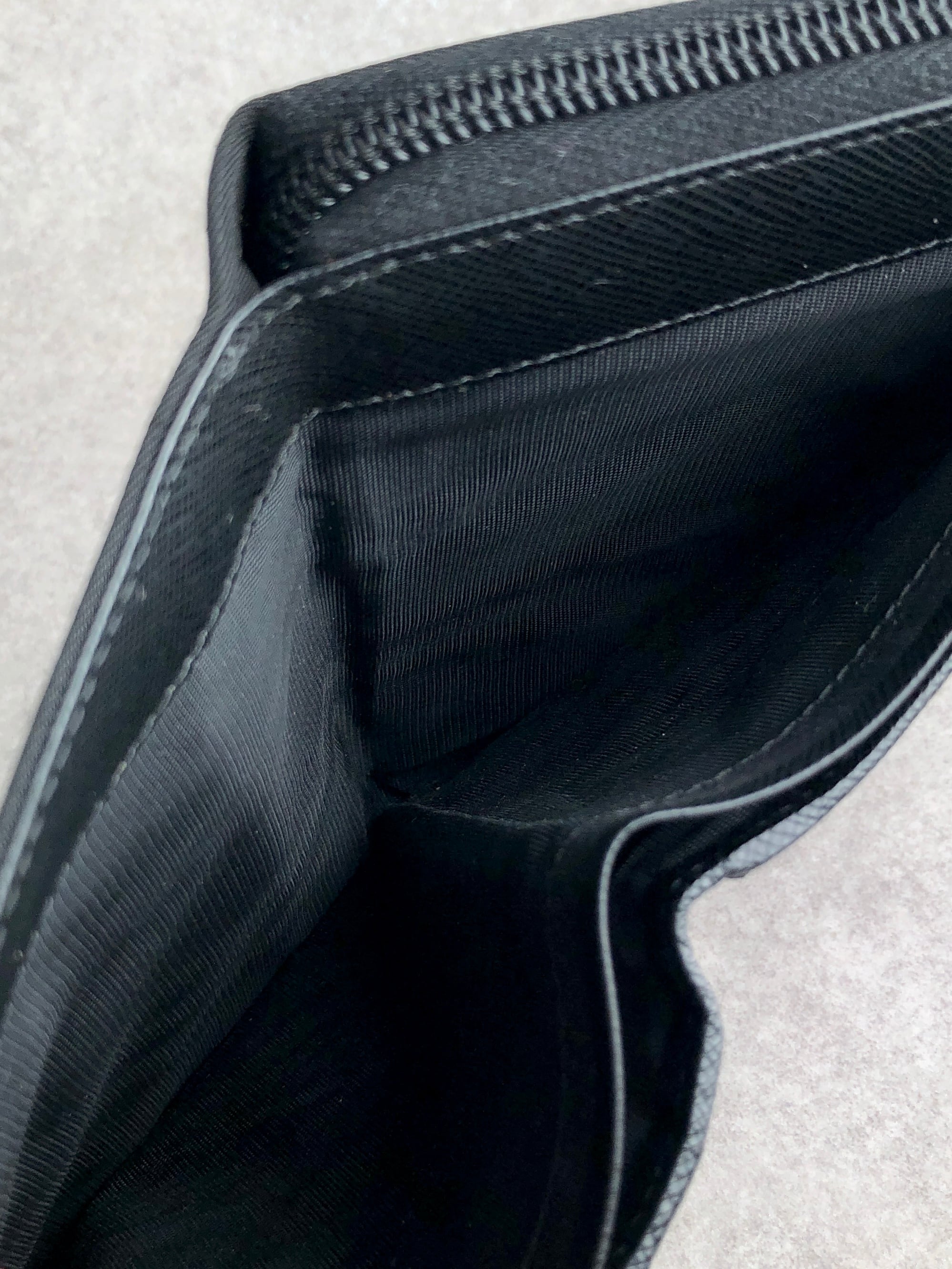 PRADA プラダ 財布 ブラック トライアングルロゴ ナイロン 2つ折り財布