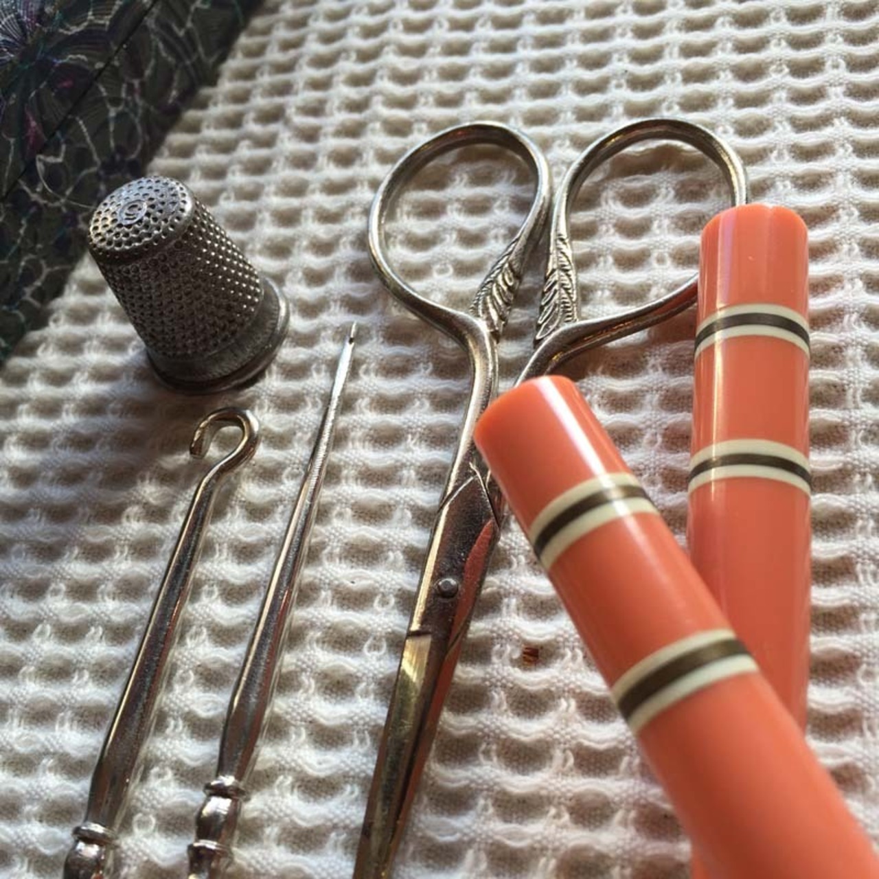 ソーイングセット　ケース入り 裁縫道具6点セット（コーラル×黒ストライプ）アールデコ 12OTu1