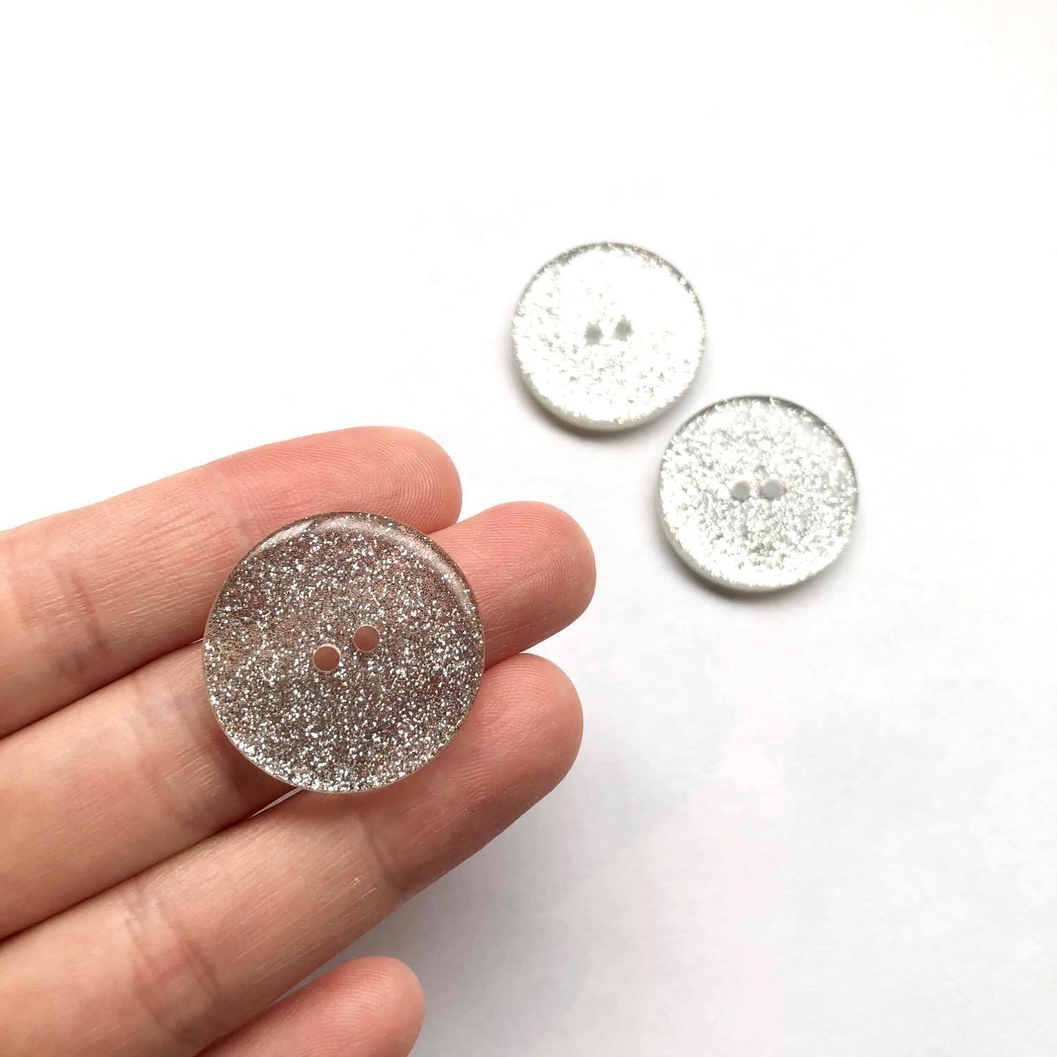 再入荷〉ラメシルバーの2つ穴ボタンM（25mm） | Dua-アクセサリー