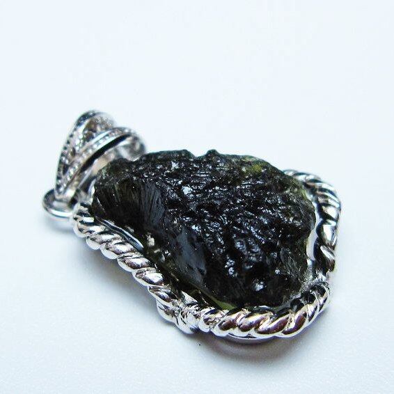 モルダバイト ペンダント モルダウ石 ペンダントトップ 原石 一点物 メール便可 [M便 1/20] 199-486
