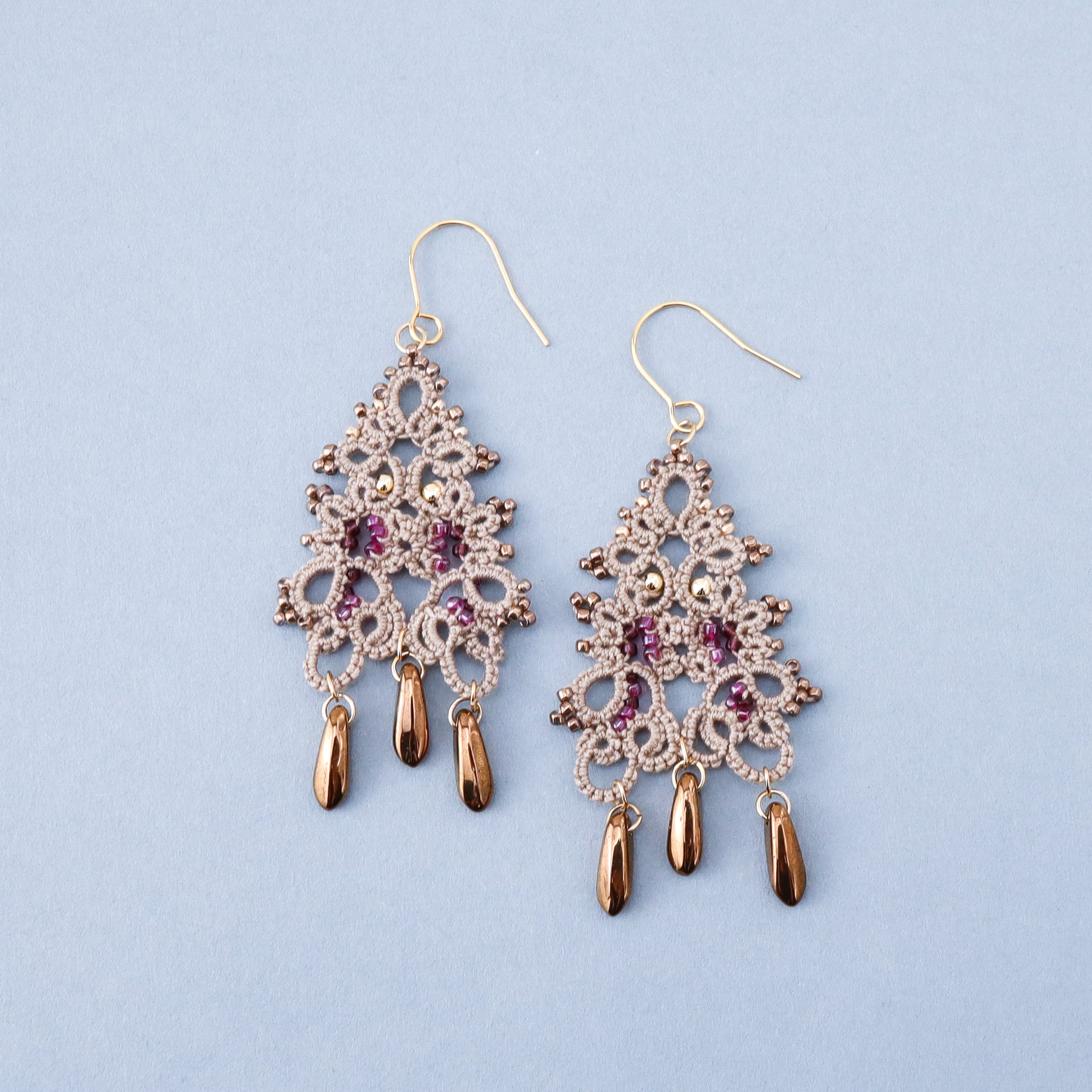 タティングレースとビーズのピアス Chandelier＜シャンデリア＞ Greige ※イヤリングに変更可