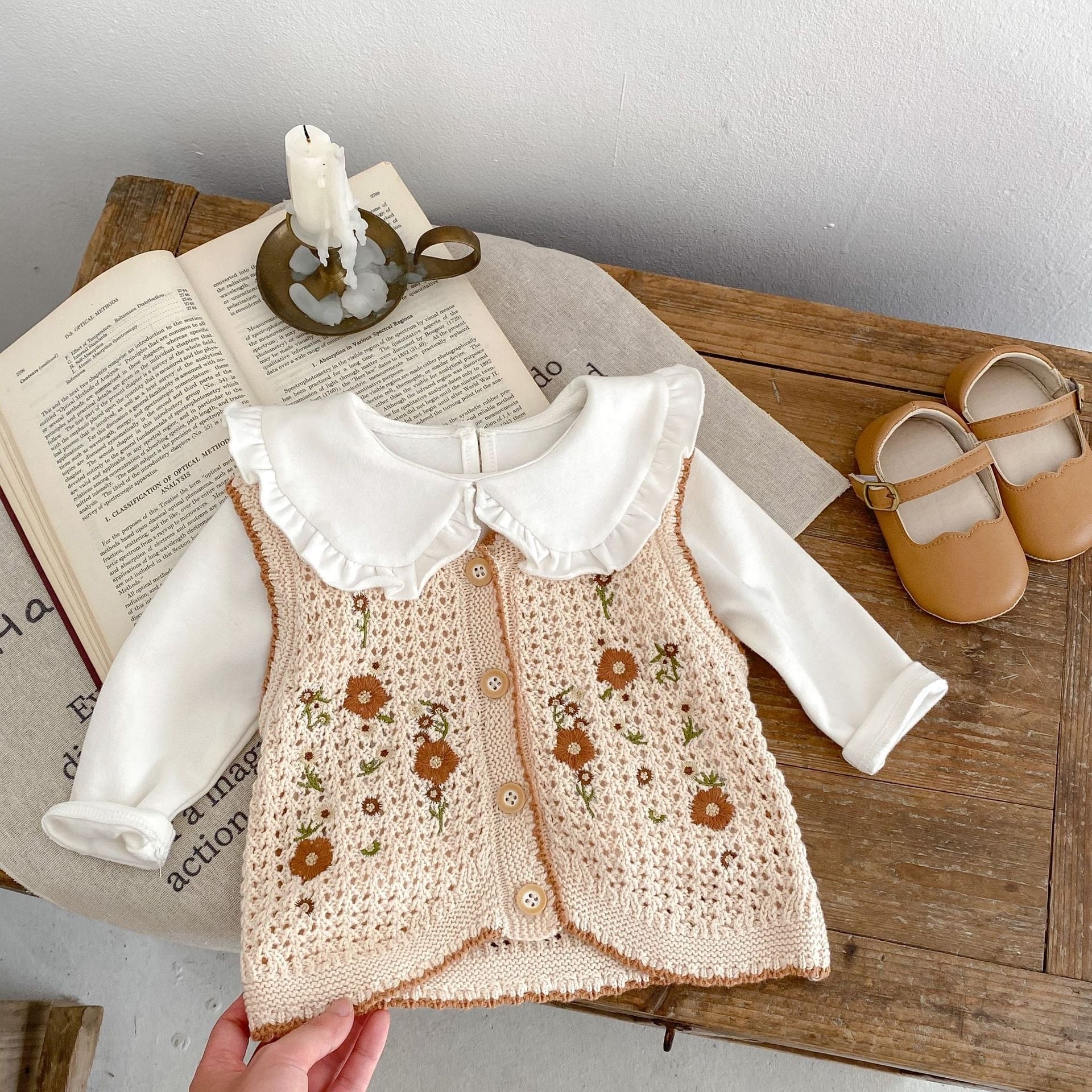 ベビー女の子花刺繍ニットベスト 前開き Vネック ベージュ かわいい 