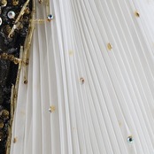 社交ダンス 衣装 スタンダードドレス ワンピース ドレス ブラック系 ホワイト系 黒 白 ファー プリーツ デモ 競技 ダンス パーティ 発表会 スパンコール 華やか ボリューム おしゃれ イベント用 フォーマル