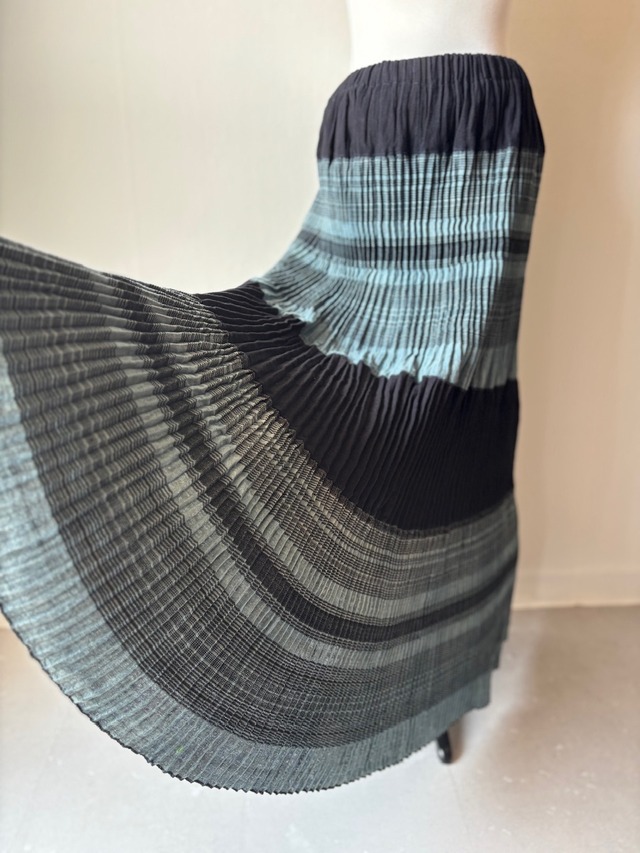 モン族スカート 057 ロング ろうけつ染め アップリケ プリーツ bamiオリジナルパターン