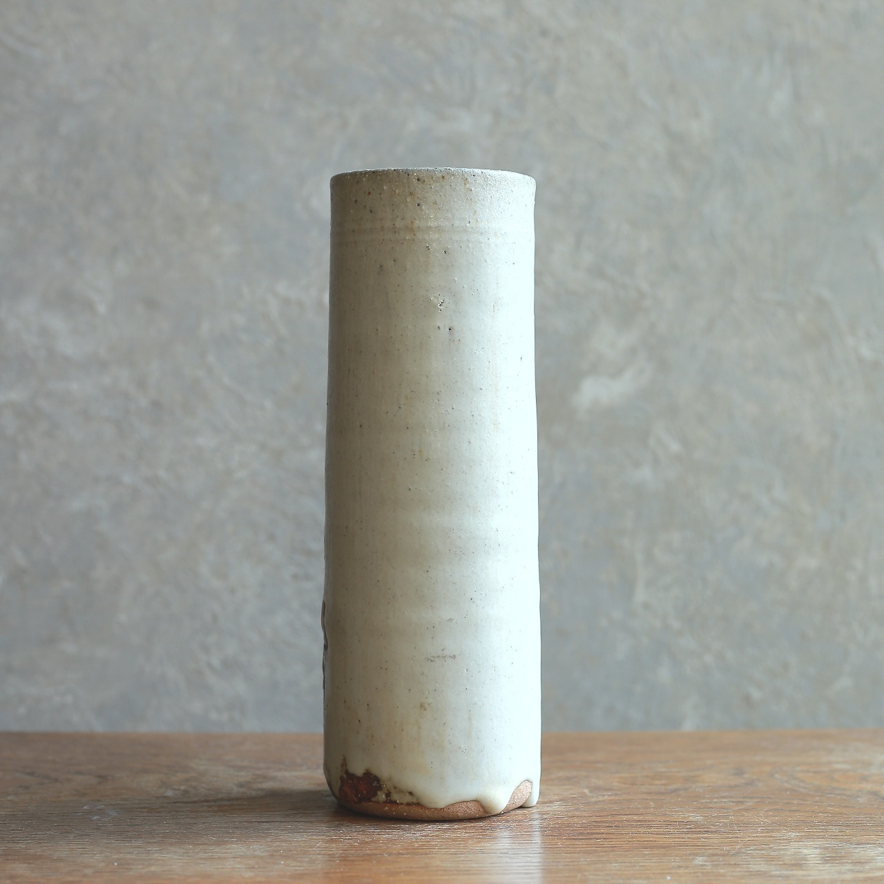 陶器 筒型 花瓶 鉄絵 植物文様 ヴィンテージ 花器｜素朴な土の風合いと職人の手仕事を感じる民藝調の佇まい