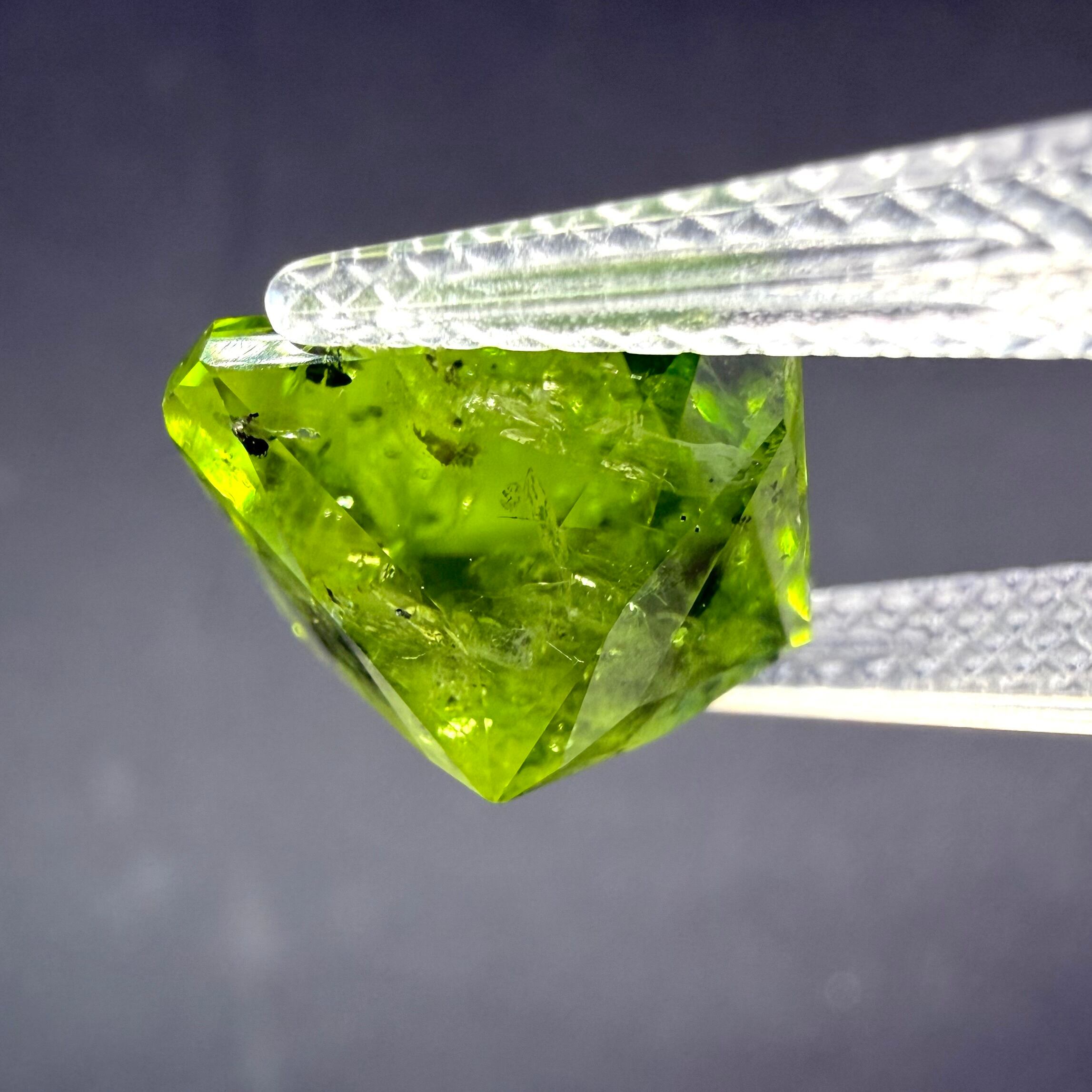 チャイナ産 リリーパッドインペリドット 10.71ct 12.2×12.9×8.88mm