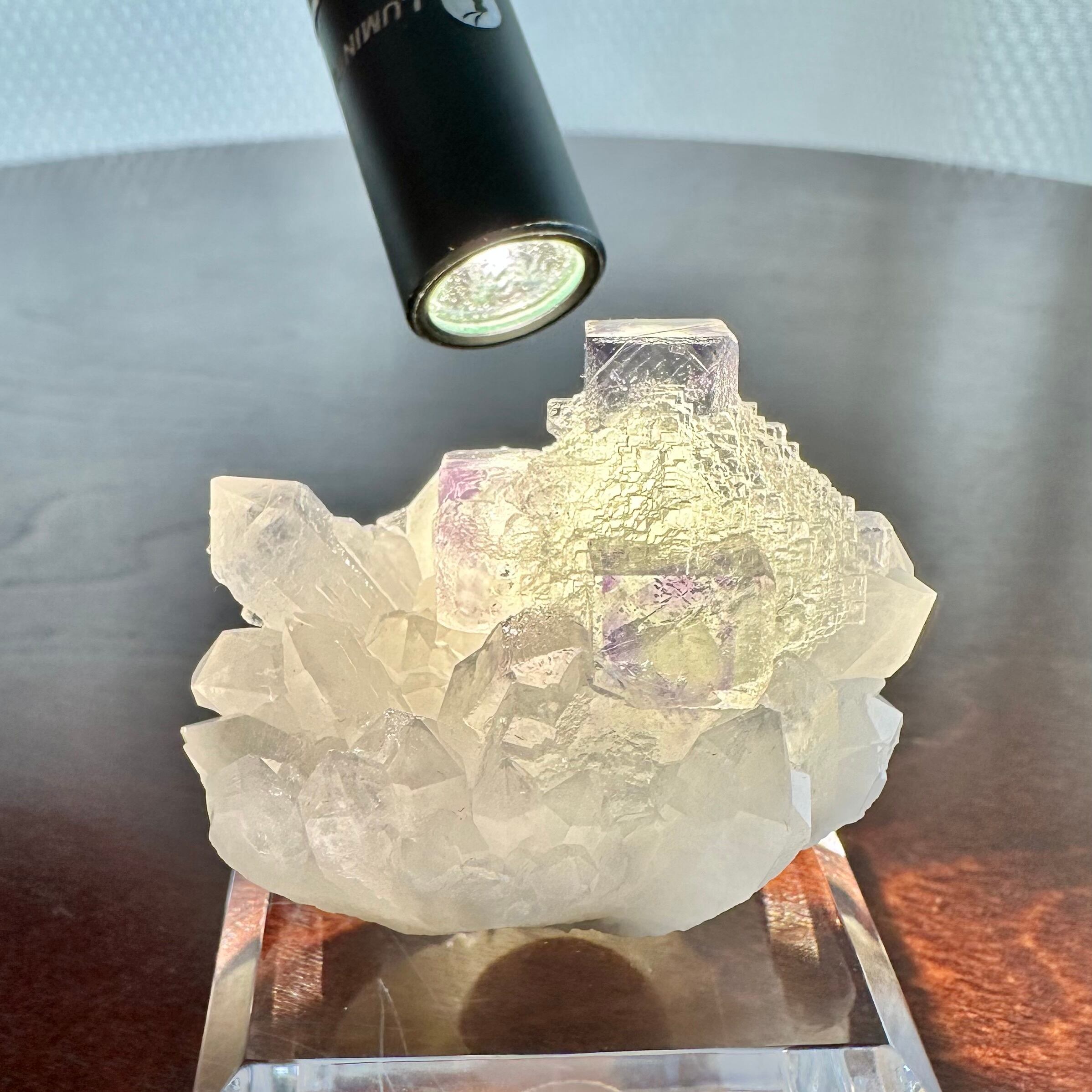 フローライト on クォーツ 1150g｜フローライトインクォーツ・磨き FLR070