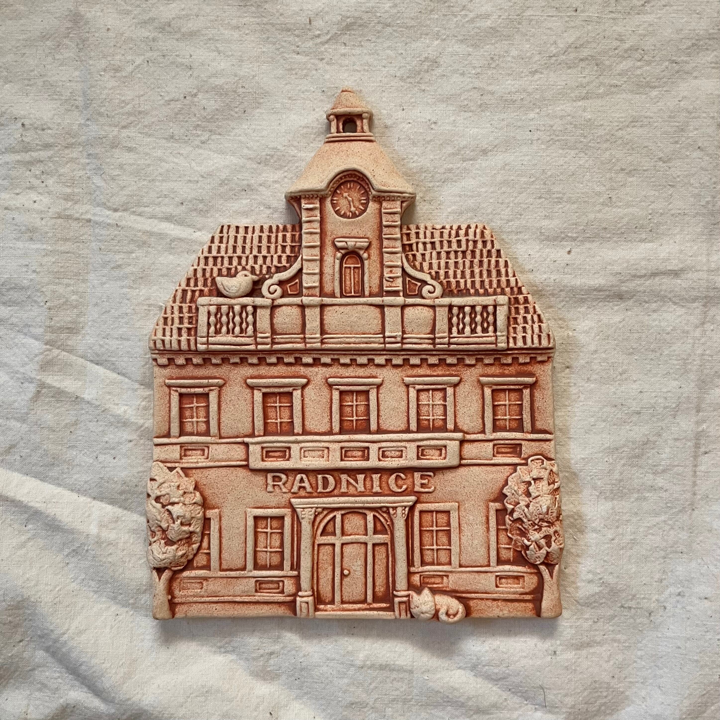 鳥とネコのいる建物の陶板