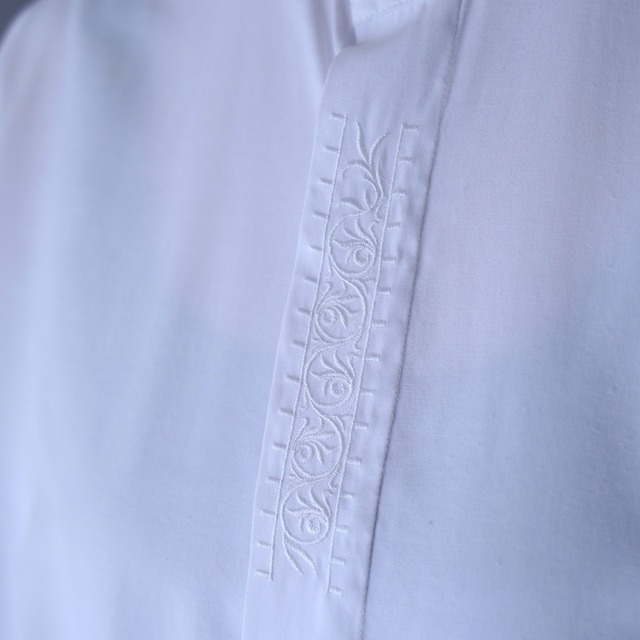 "刺繍" 蔦 motif design fry-front band-collar over silhouette minimal shirt