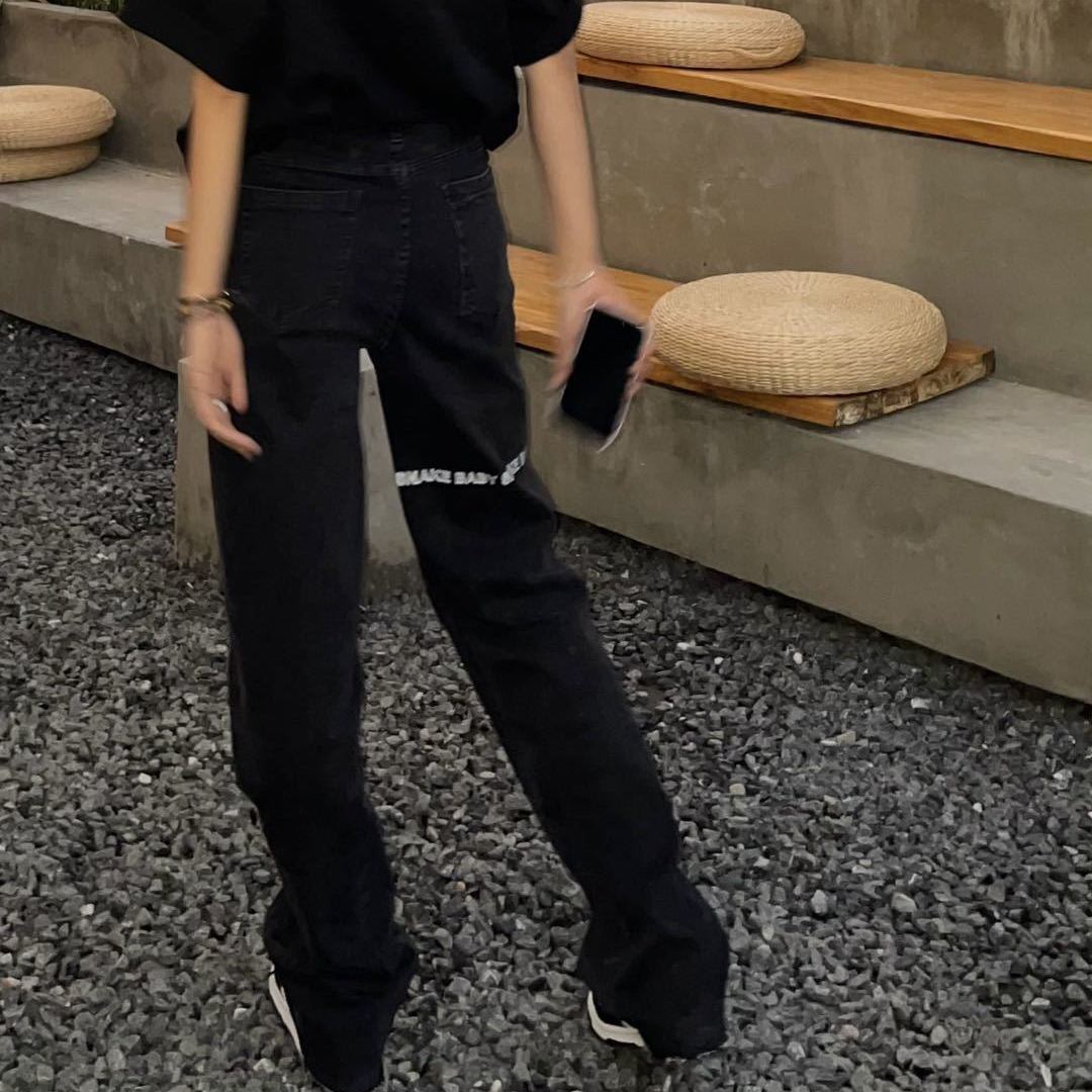 【新作】【送料無料】 BABY SNAKE 新しいハイウエスト ストレートレッグ スリムでクールなブラック フロアレングスの女性用ジーンズ、レタープリントのウォッシュドパンツ付き 0311300199405