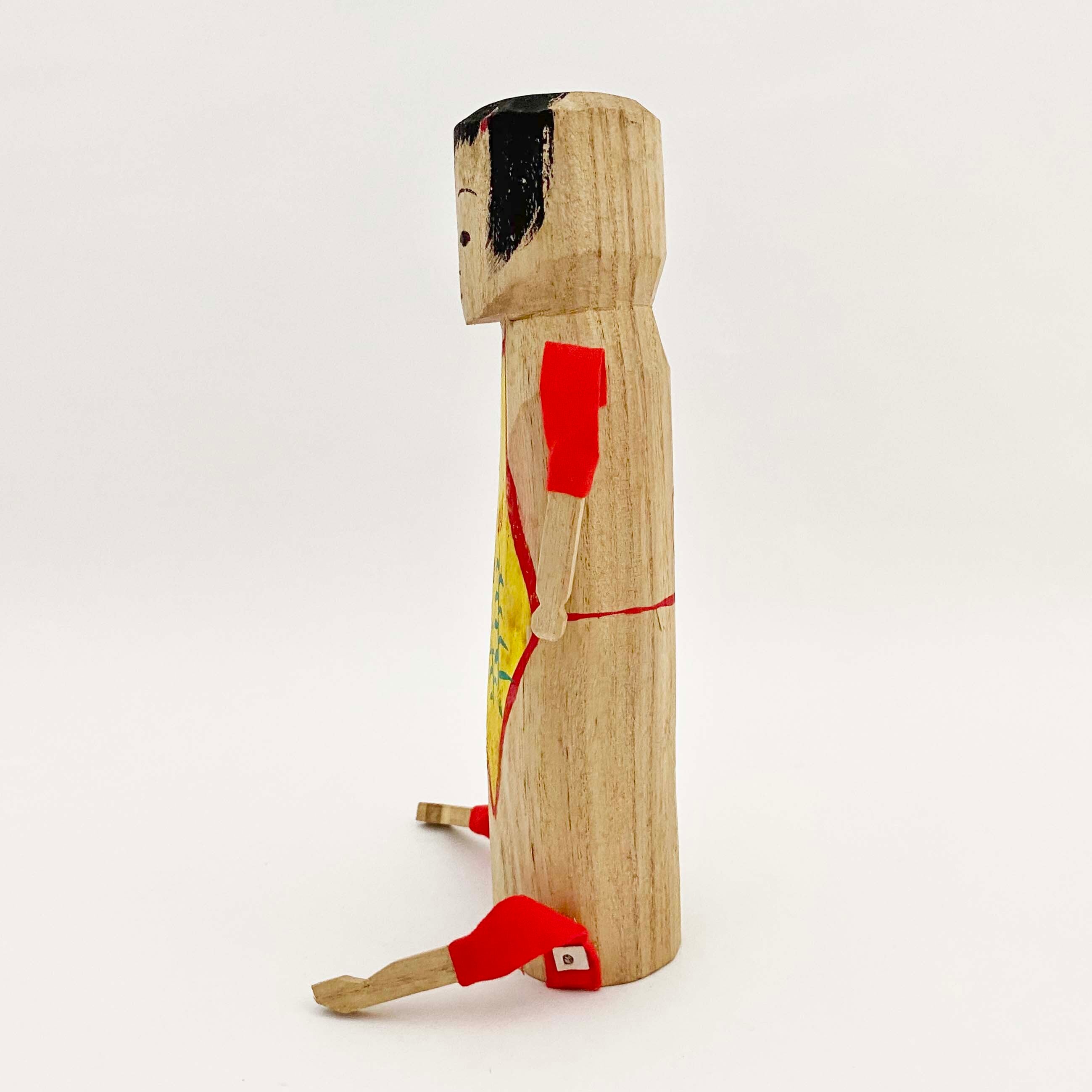 伝統木人形「おきんじょ」ハンカチ付き（18cm）