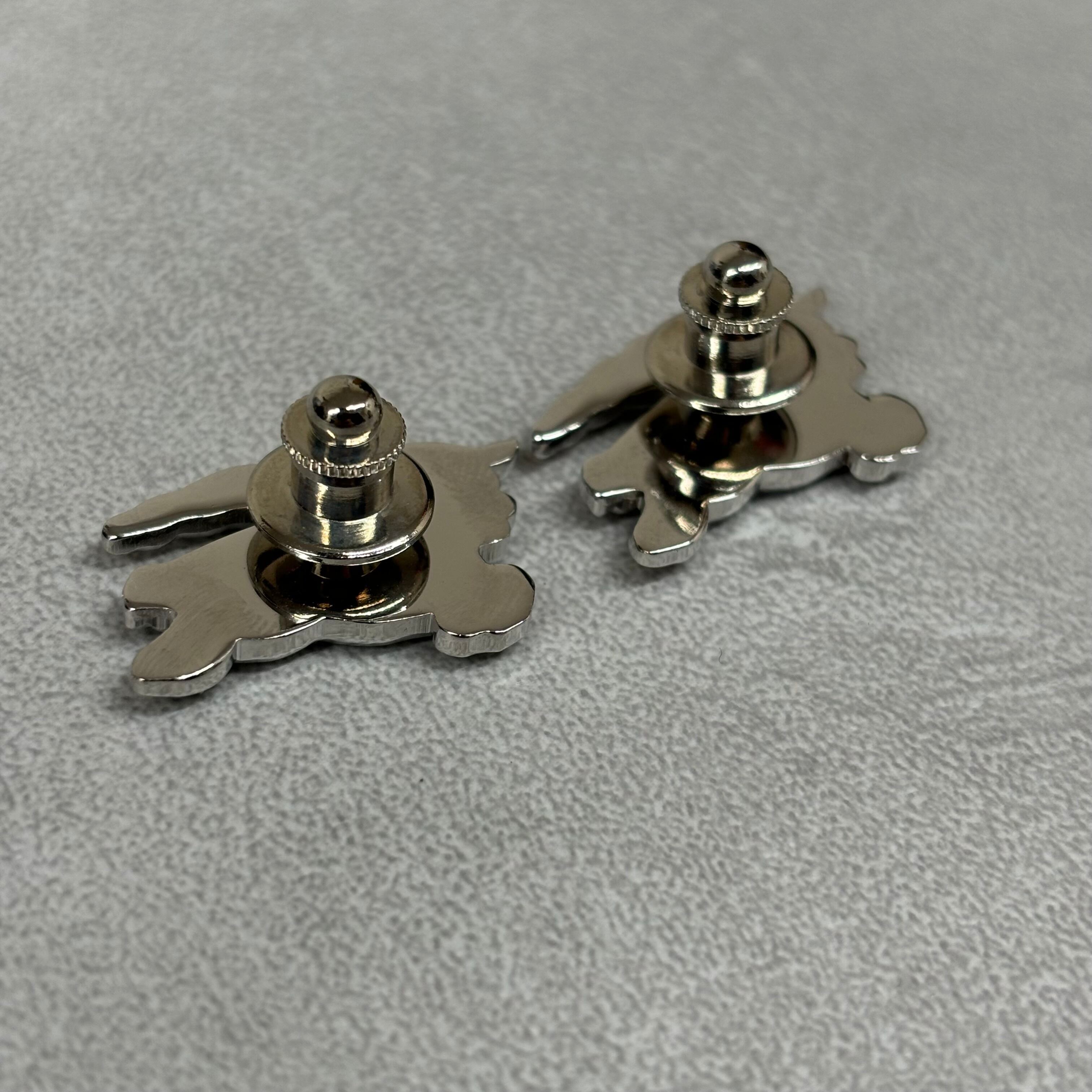 Burberry】pins バーバリー ピンズ 赤 黒 pins | PAY ID