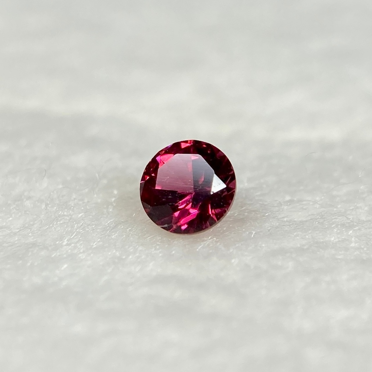 丸いスピネル 赤系 約3.2mm*2.1mm r-0309