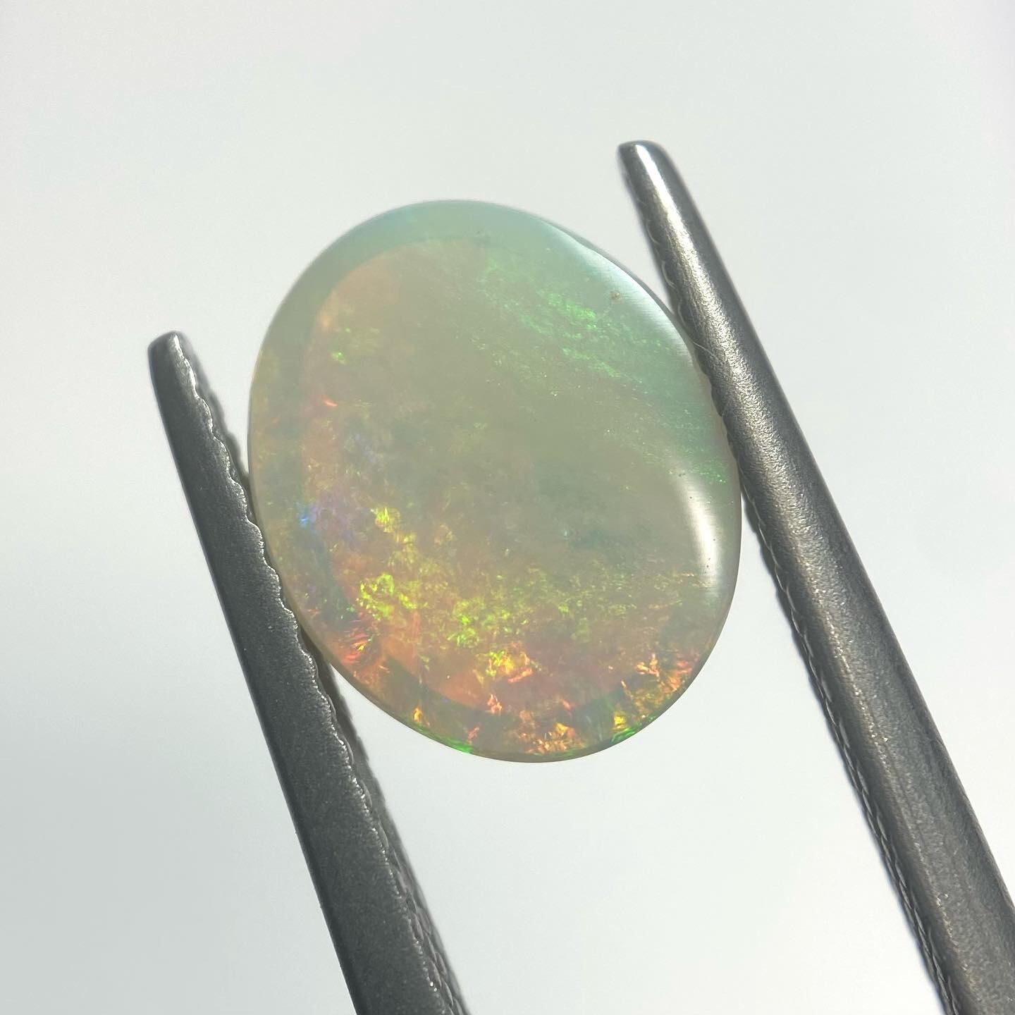 色遊ぶ　ピースフルなオパール