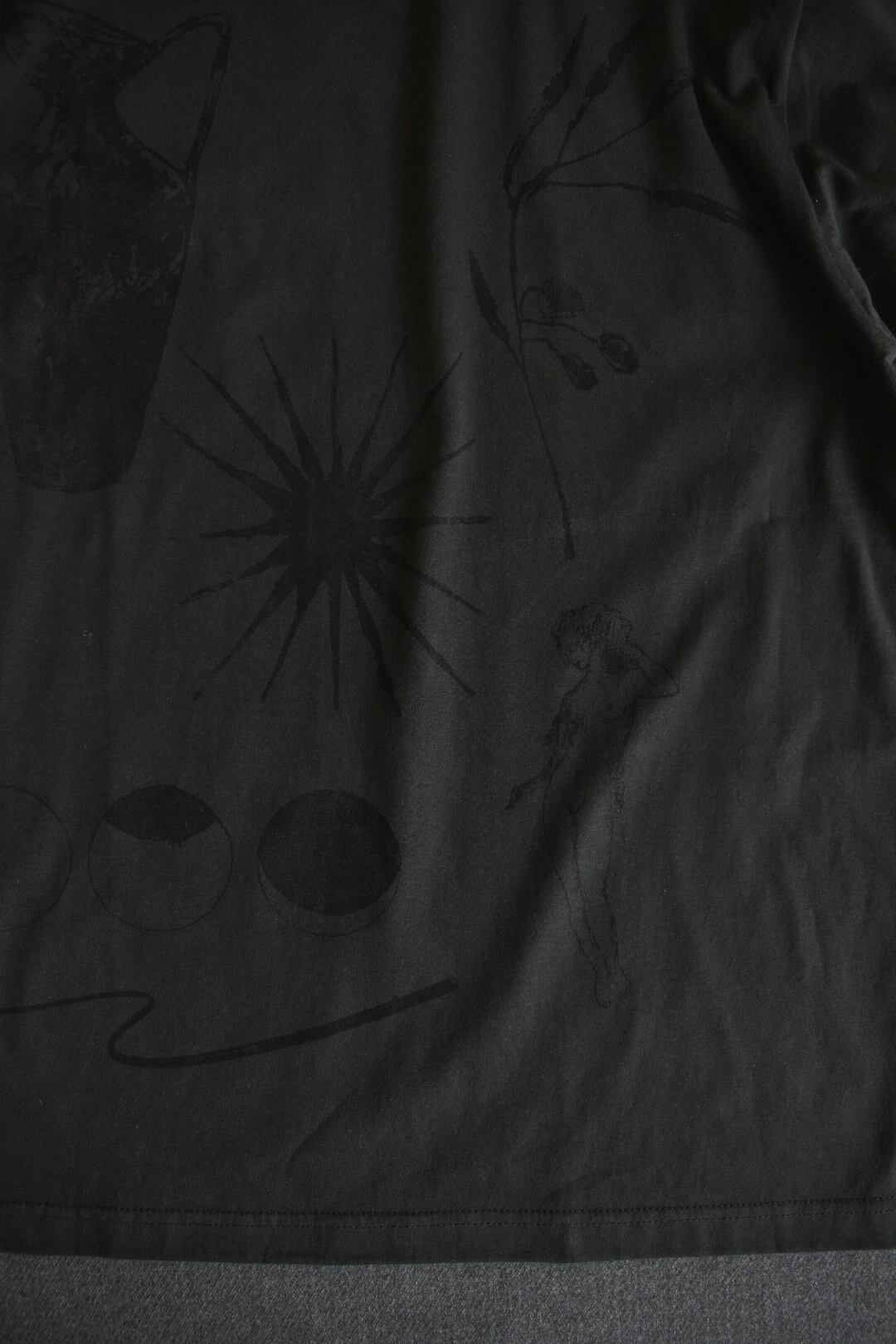 受注生産】physis block-printed Tshirt /charcoal | physis (ピュシス)