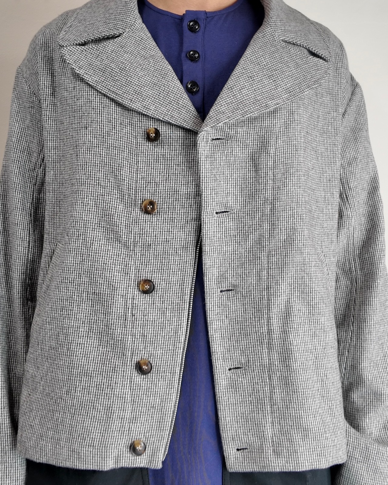 【26/AW STRONGTHE】GREY / SBAI TAILORED BIKER JACKET WITH DETACHABLE SASH SCARF