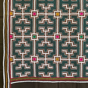 シピボ族の泥染め大刺繍04 青と赤　ラインアップリケ　フリーハンドの刺繍　アマゾン・シピボ族の泥染め　AAA　タペストリー　先住民族の工芸　