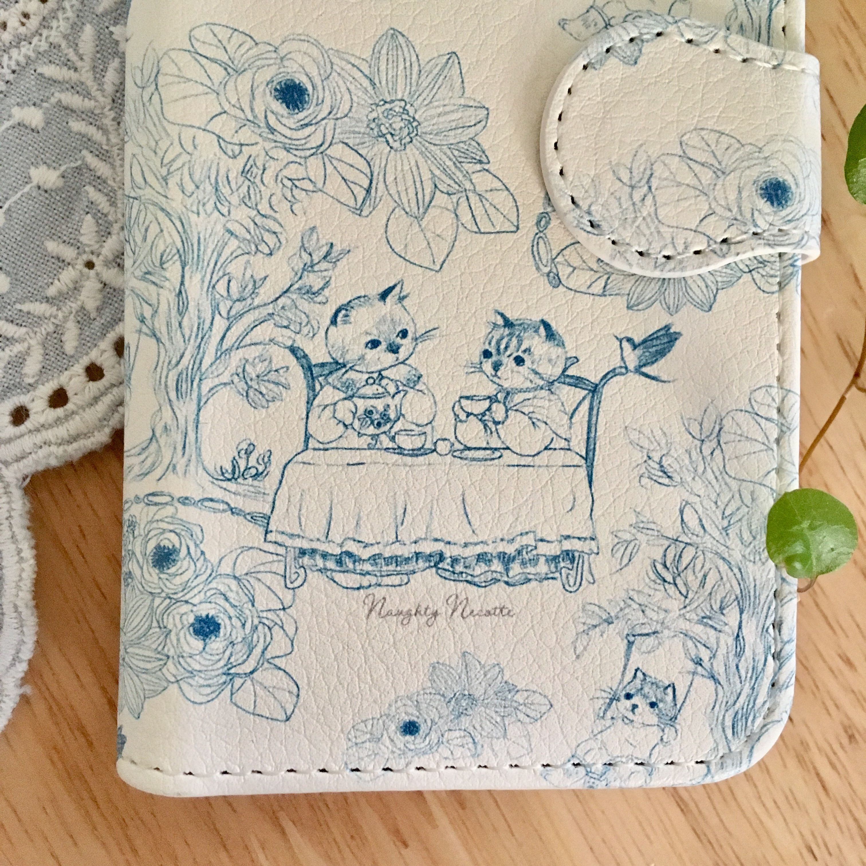 トワルドジュイの猫ーお茶会/ブルー 手帳型 iphoneスマホケース