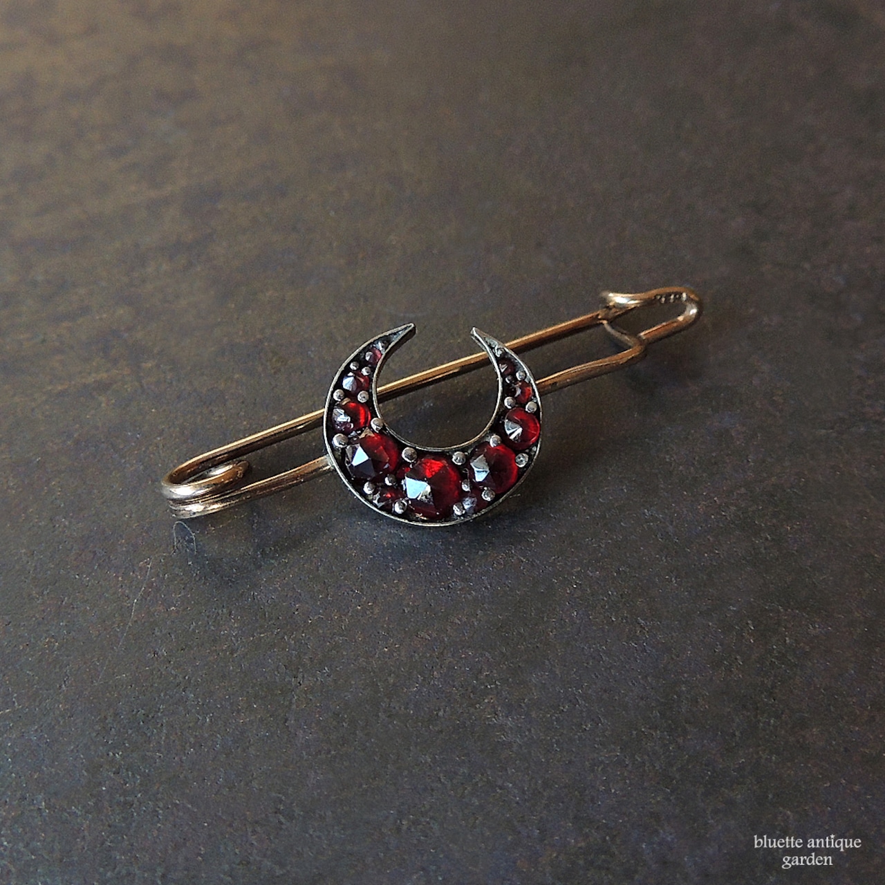 アンティークジュエリー 天然パイロープガーネット タイニークレセント(三日月) ピンブローチ(ソーティングメモ付)