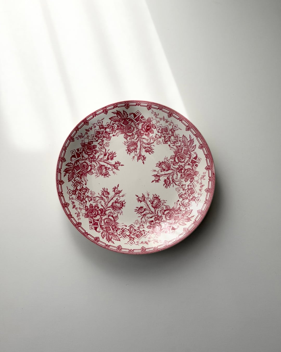 Sarreguemines サルグミンヌ / ルージュカラーのローズ柄プレート