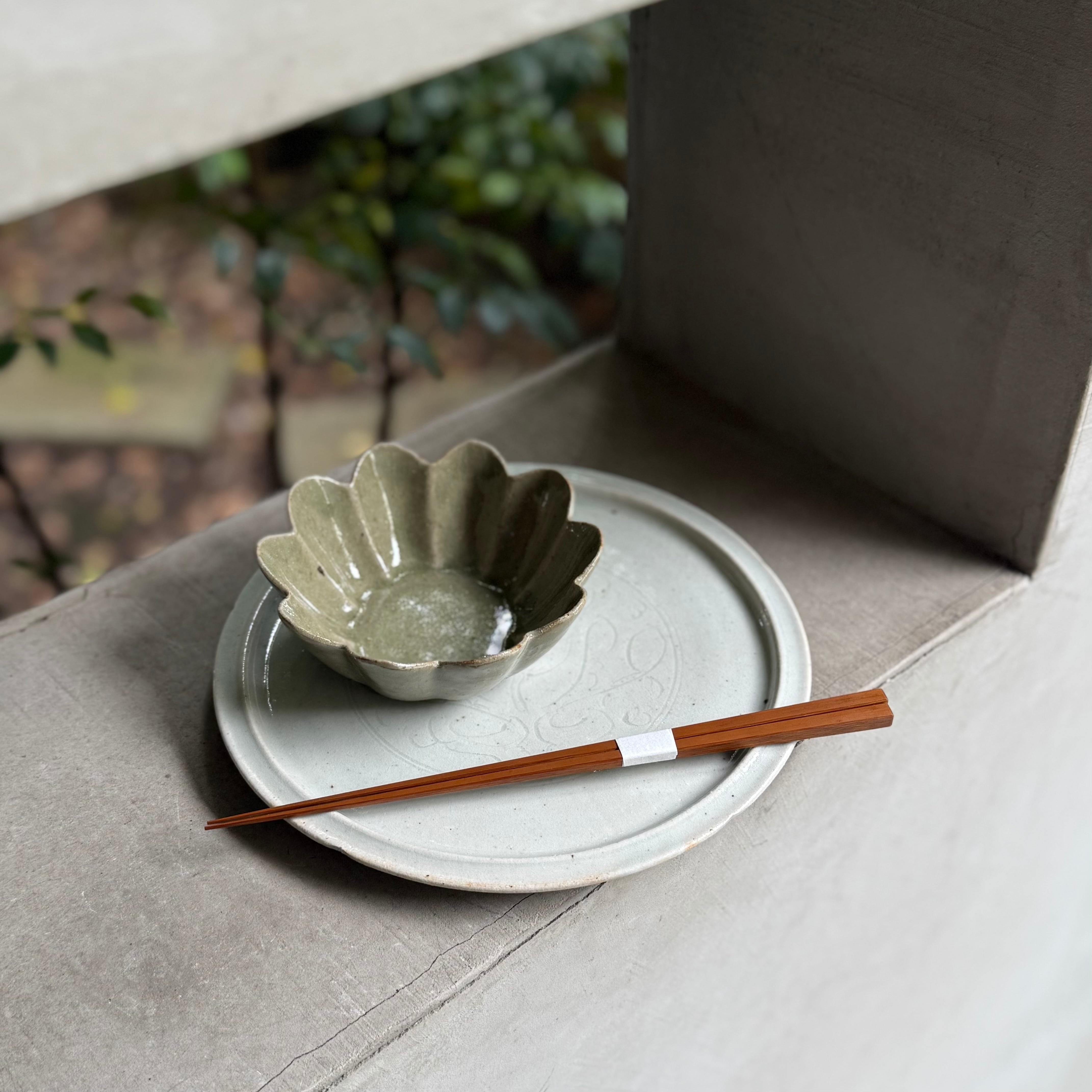 日高伸治 白磁刻花平皿 7寸 | gallery 一白