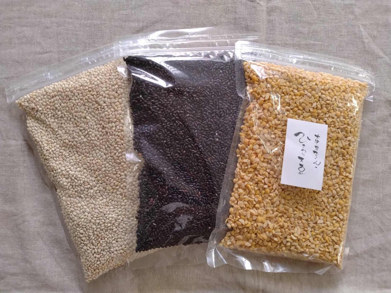 ひきわり大豆500ｇ・岩手県産黒米500ｇ　石川県産もち麦