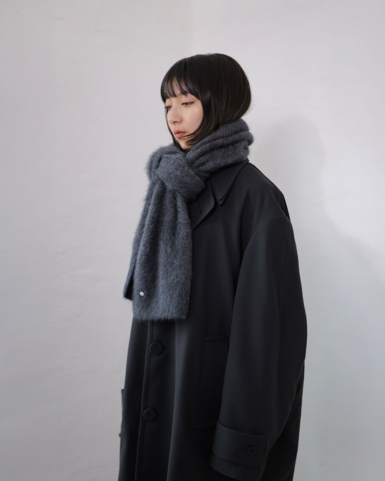 FOURAM - Fox Cashmere Muffler ：Gray｜ロゴ入りシルバーのピンブローチ／フォックス×カシミヤ