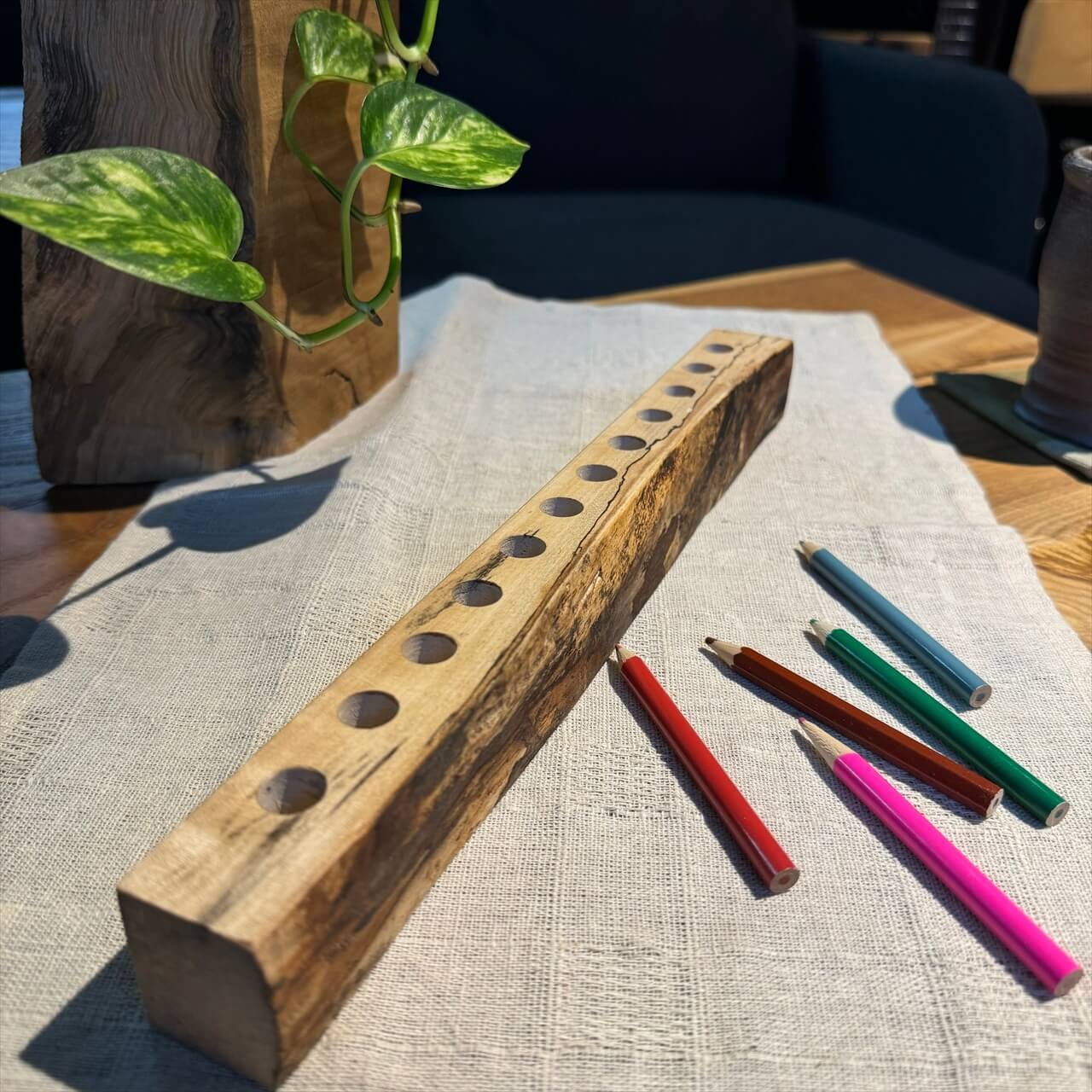 天然木の色鉛筆立て【岩手県産トチ】330×24~32×35㎜【12穴 12φ】 | 木