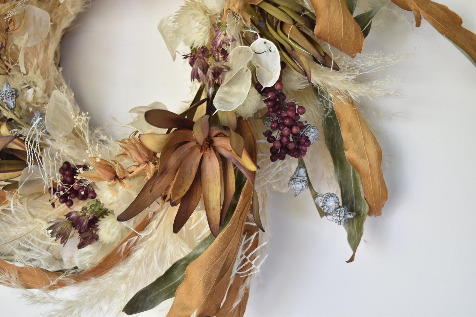 パンパスグラスとグレビレアのハーフリース ユーカリ 千日紅 かすみ草