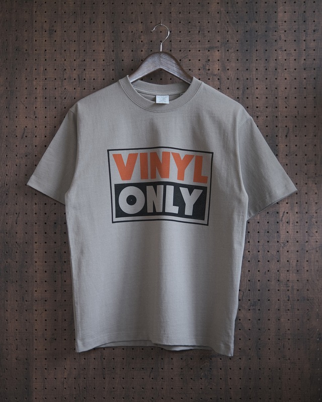 "vinyl only" tee in dal sand（受注生産）