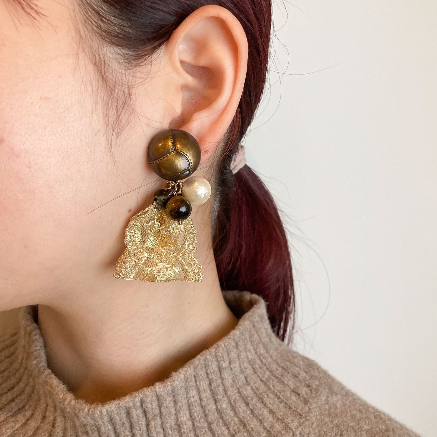 ヴィンテージ風ボタンとゴールドレースリボンの〈ピアス/イヤリング