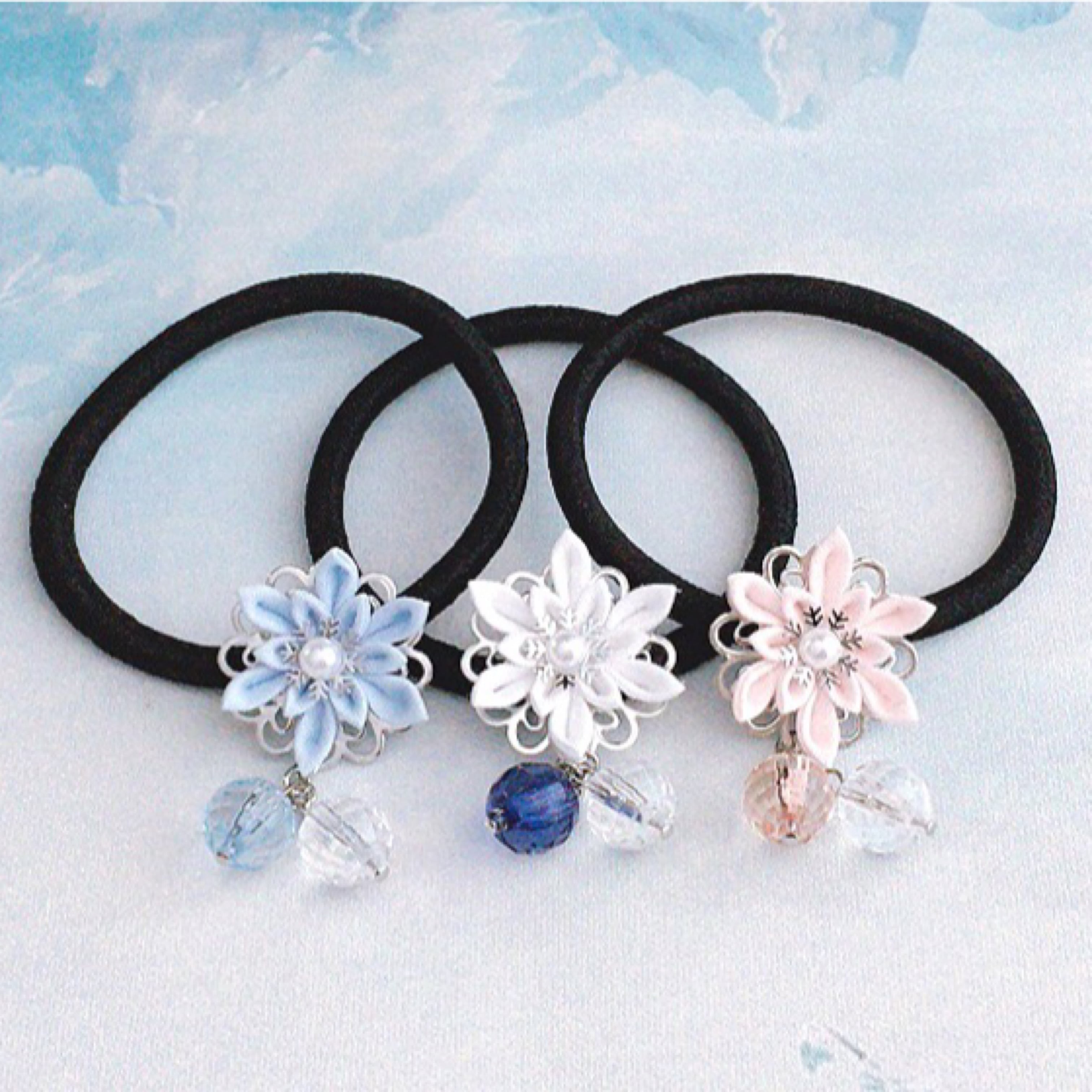 つまみ細工 雪の結晶のヘアゴム 】---フラワー/誕生日/記念日
