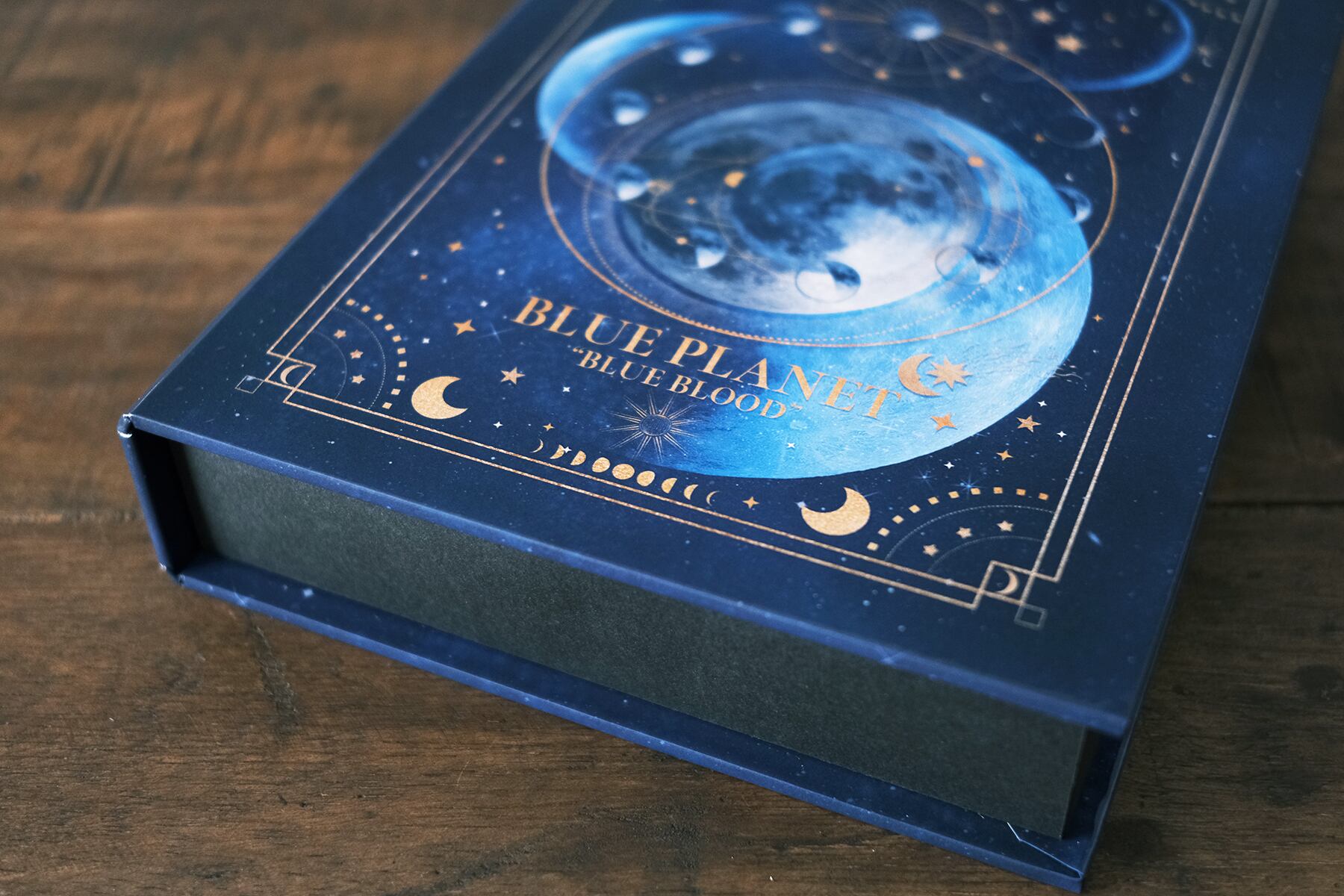 魔法の本のようなブックボックス 青の惑星 