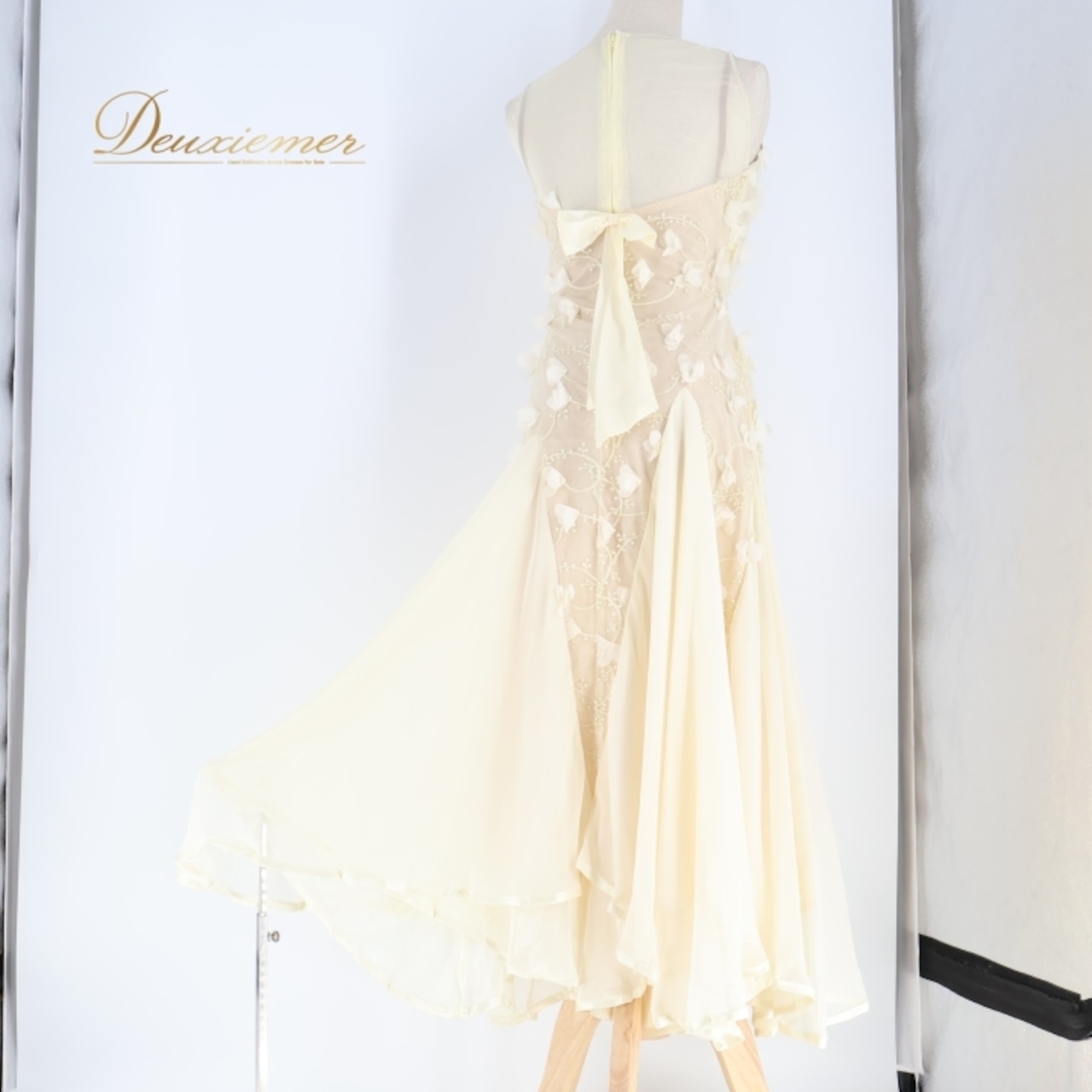 社交ダンス 衣装 タカダンス TAKADANCE ワンピース ドレス アイボリー リボン レース パーティドレス 花 かわいい 発表会 ホワイト系 おしゃれ かわいらしい フェミニン お呼ばれ 衣装 ドレッシー ステージ衣装 大人かわいい 上品