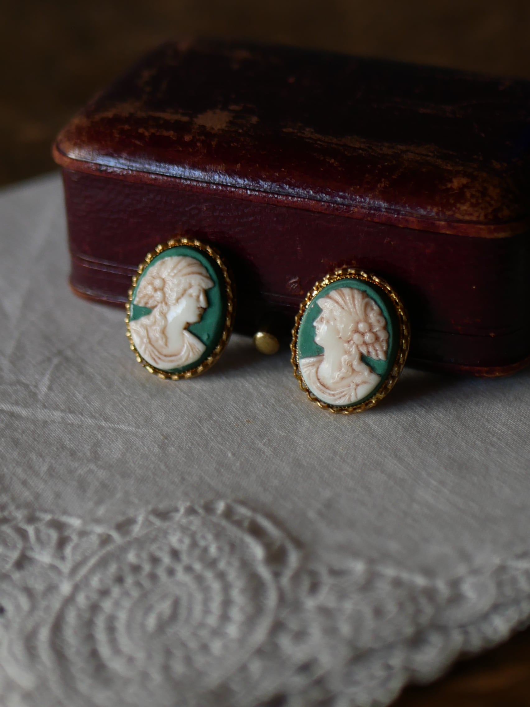 グリーン×ゴールドトーン カメオ ヴィンテージイヤリング ヨーロッパヴィンテージ