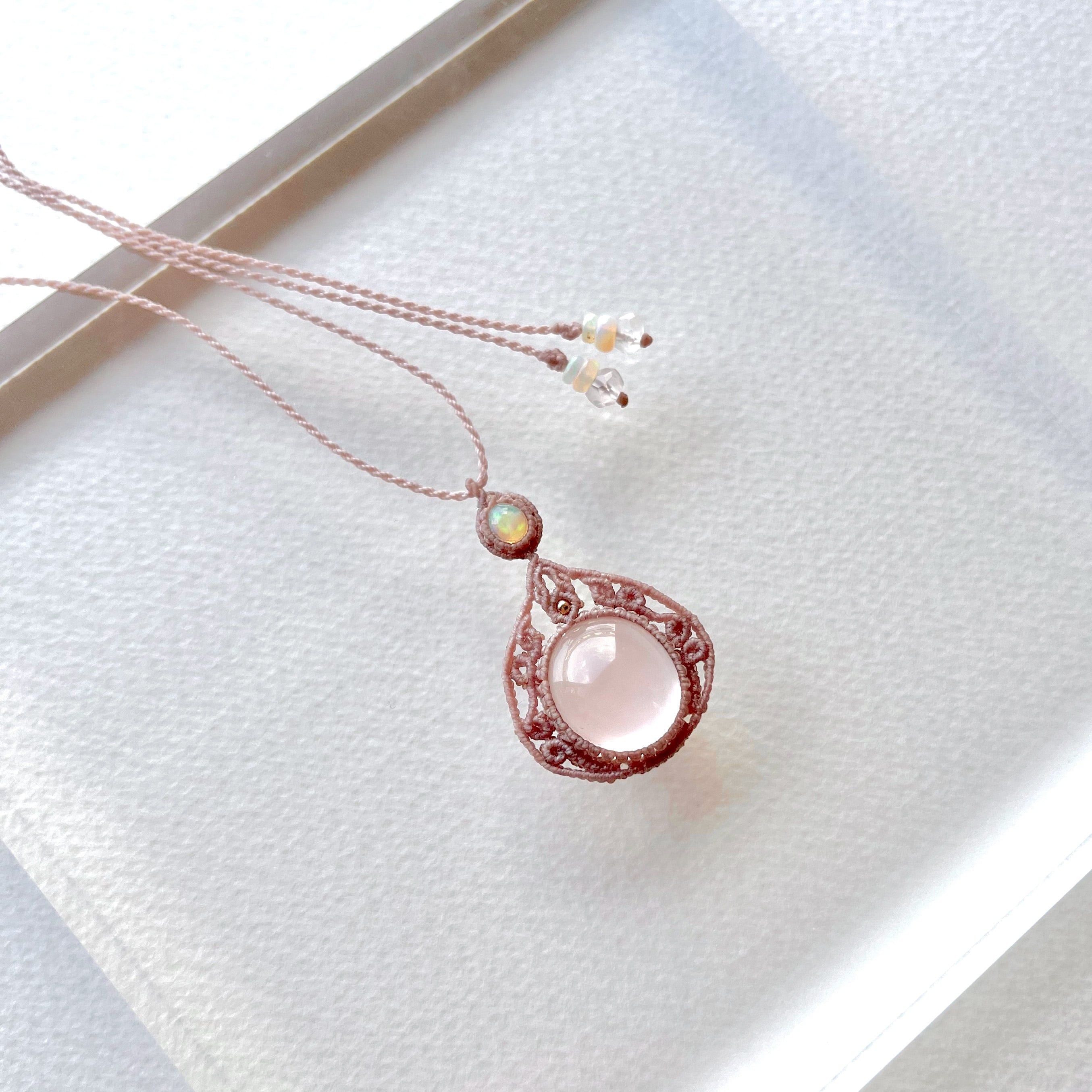 スターローズクォーツとオパールのマクラメ編み 天然石ネックレス