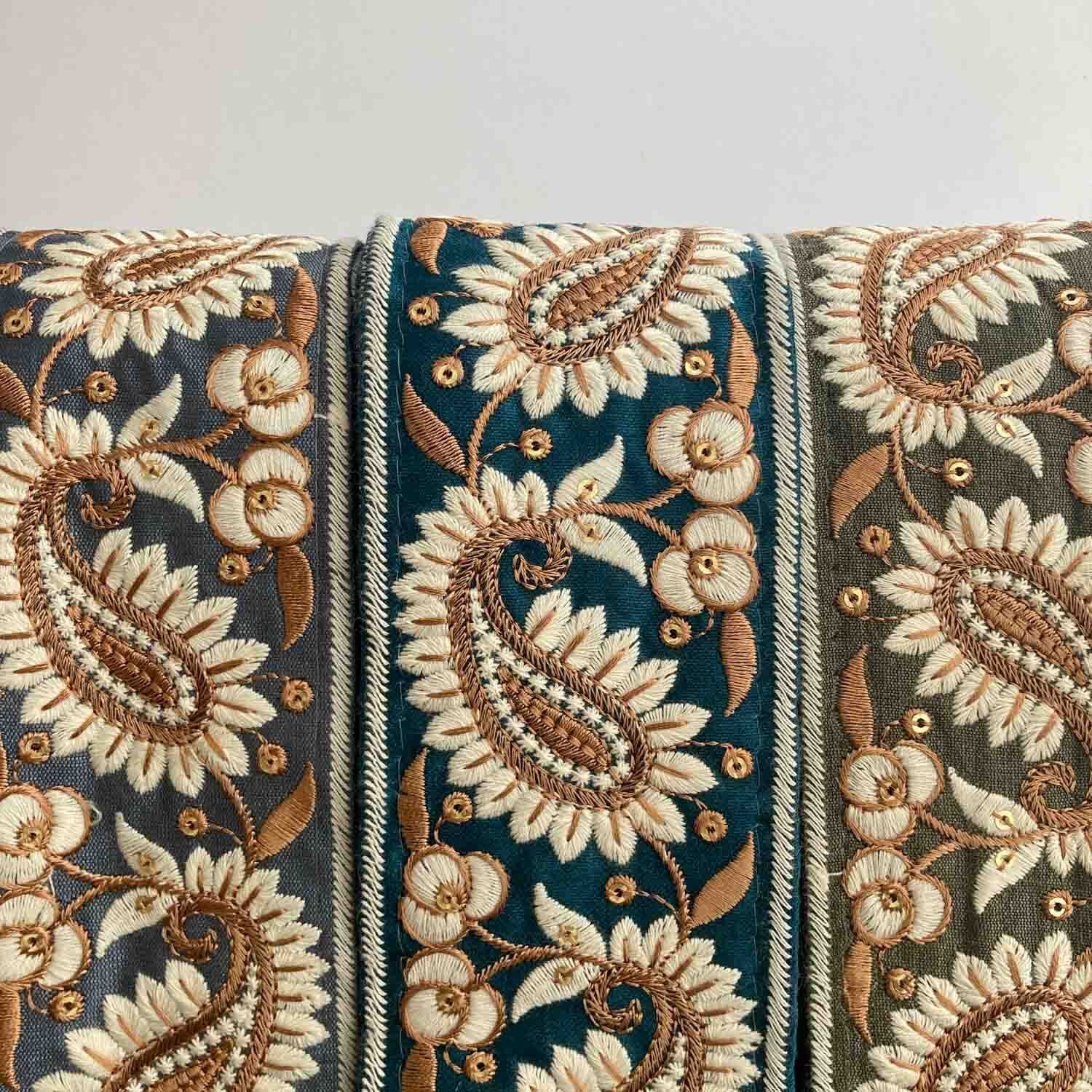 ハンドメイドぺり 白ライン縁ペイズリー刺繍ローシルクリボン（50cm〜） | Dua