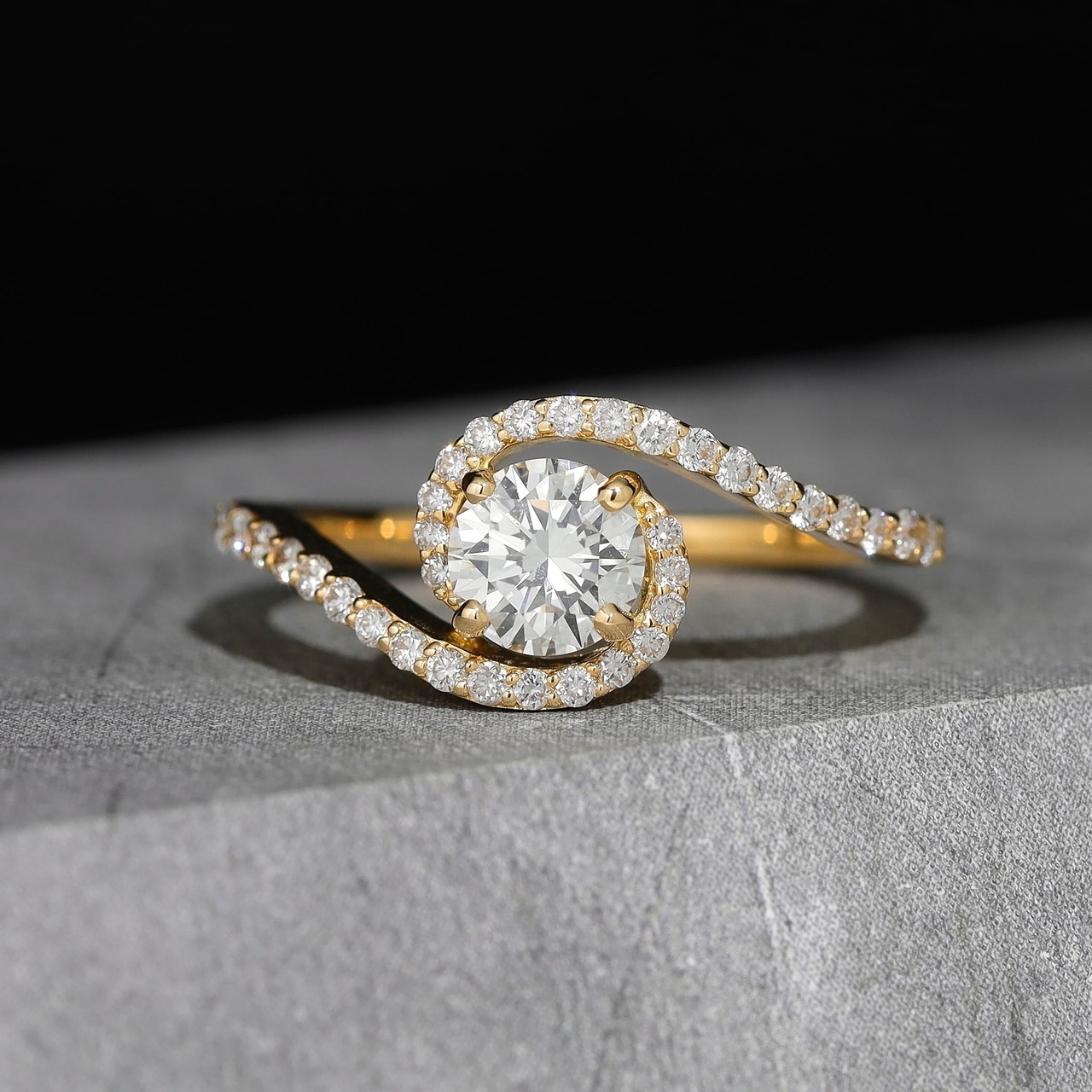 ダイヤモンド デザインリング K18 / K / VS1 / 0.592ct / 0.270ct