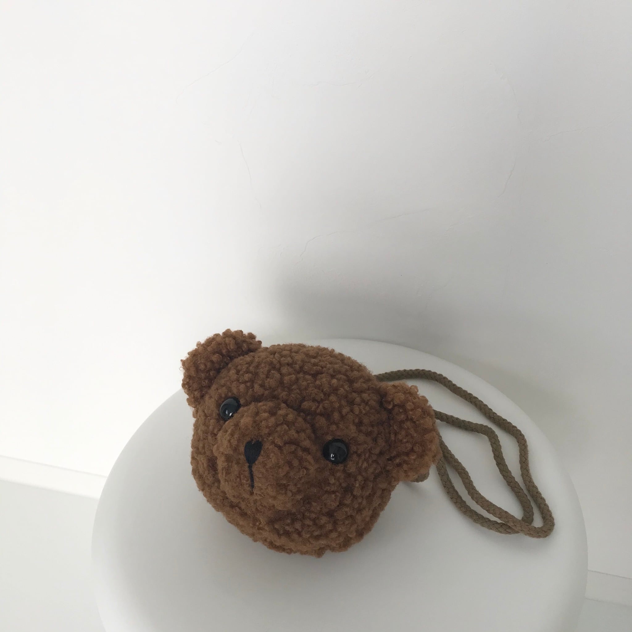 ポシェットを下げた子供なヒグマさん もこもこクマポシェット | Pay ID