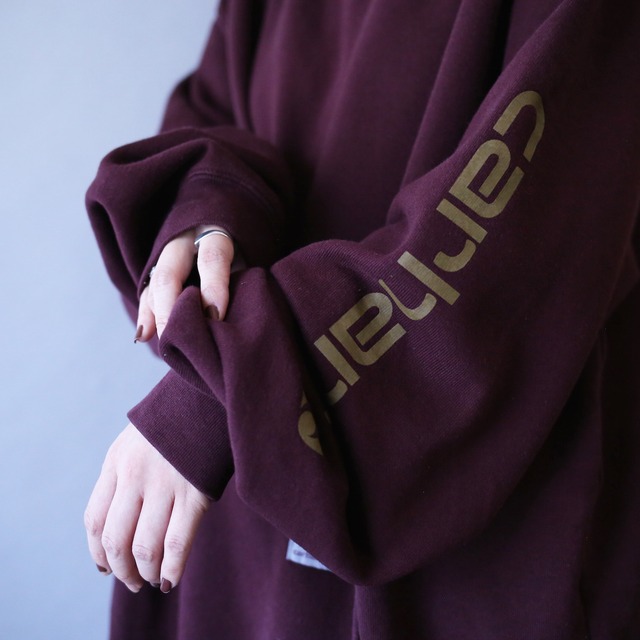 "Carhartt" sleeve logo printed over silhouette bordeaux sweat parka