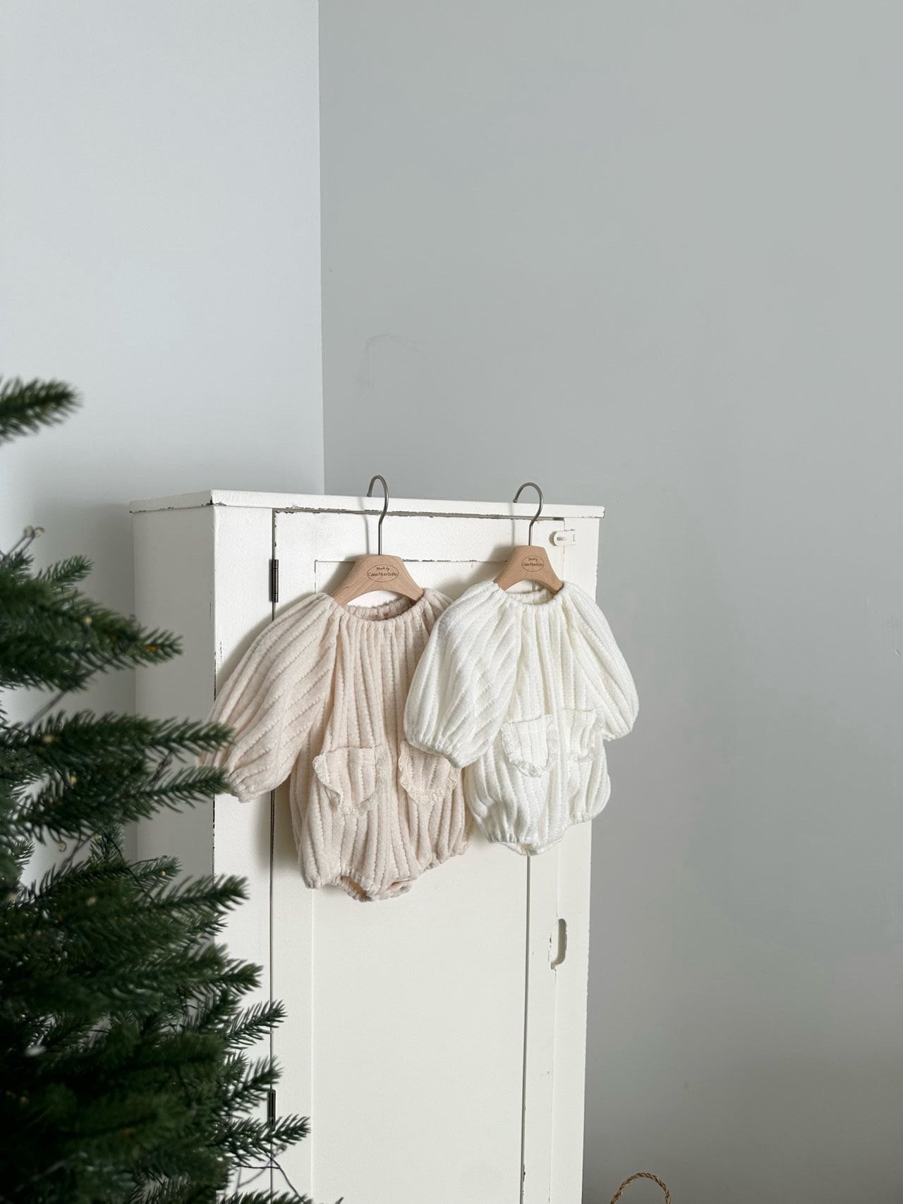 【即納】ニットボンボンロンパース / monbebe