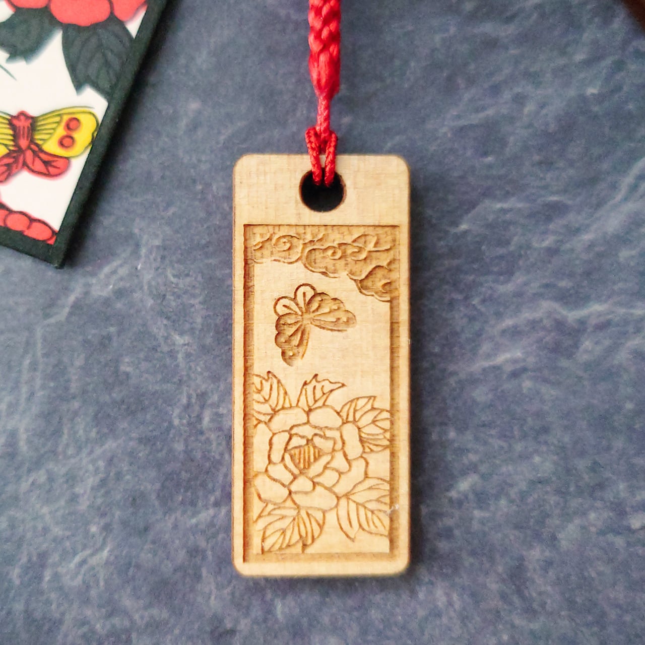 花札の木札の根付-牡丹に蝶- | をりをり-woriwori-