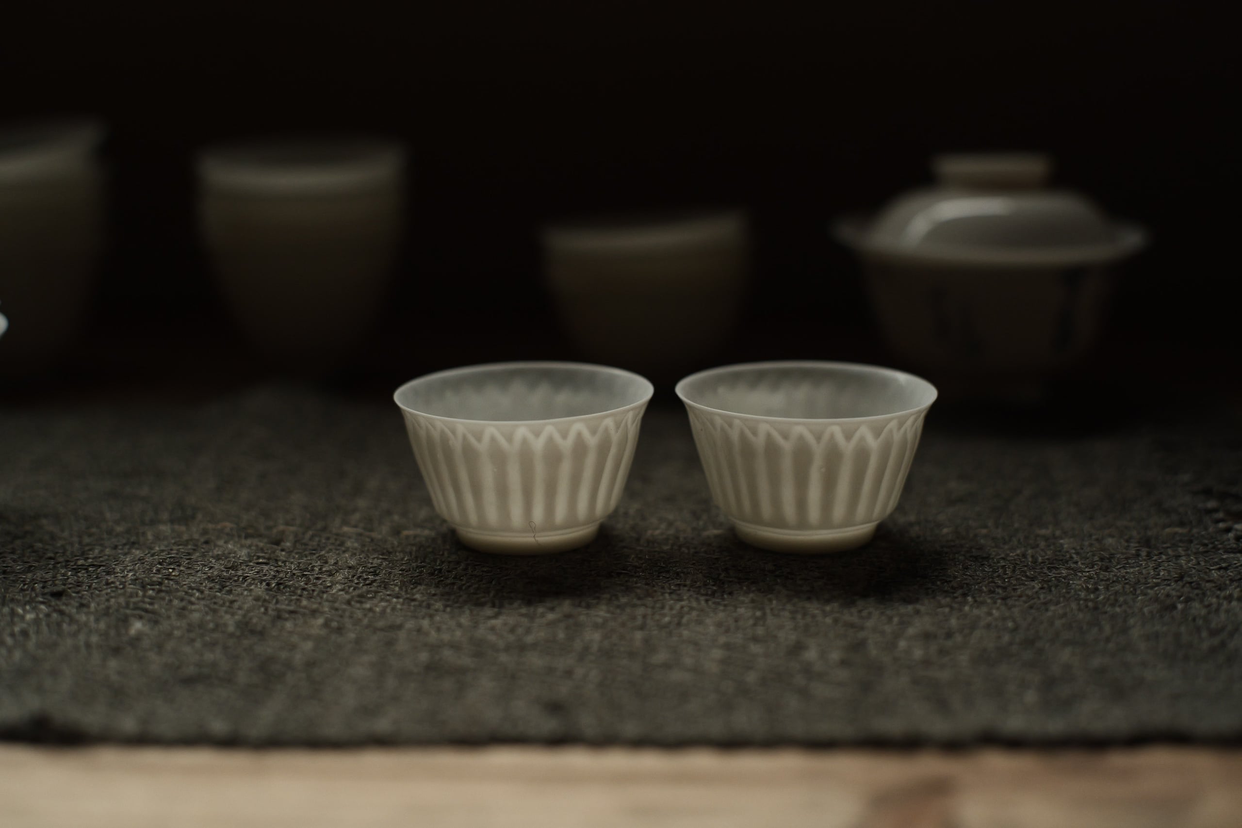 手拓薄胎白磁茶杯・剣紋馬蹄＜徳化窯＞（型作り・手押し/満水約25cc