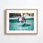 Pool party｜プールに浮かぶミラーボールの不思議な世界観アート｜夏気分を高めるモダンポスター｜A4ポスター