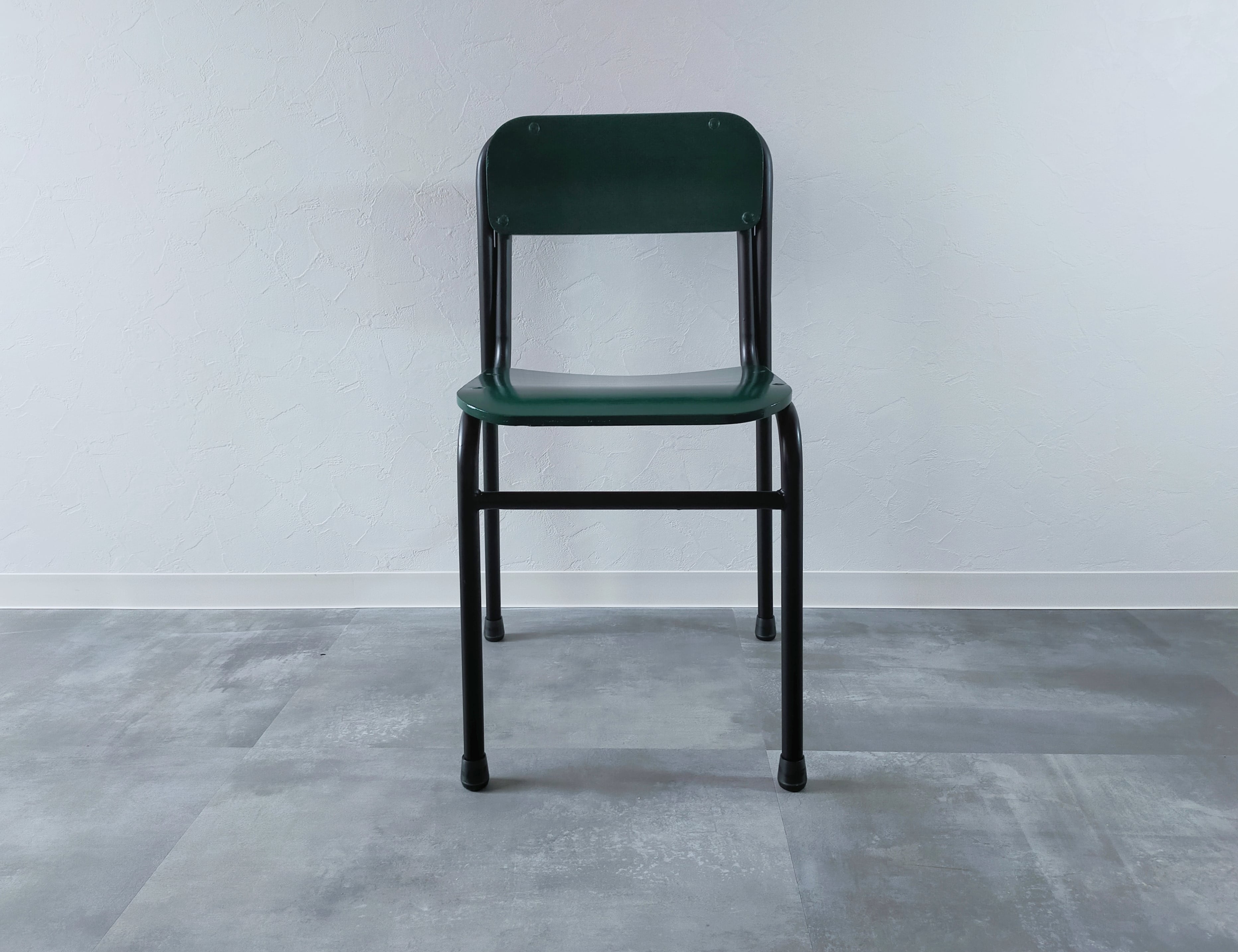 どんな高級チェアよりも「しっくり」（学校椅子×チェア×グリーン