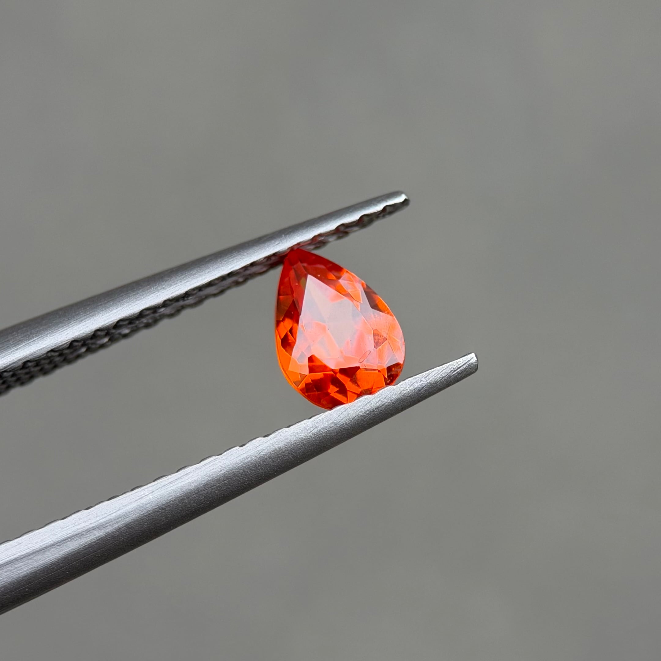 マンダリンガーネット ペアシェイプ 6.0x4.2mm, 0.54ct, ナミビア産