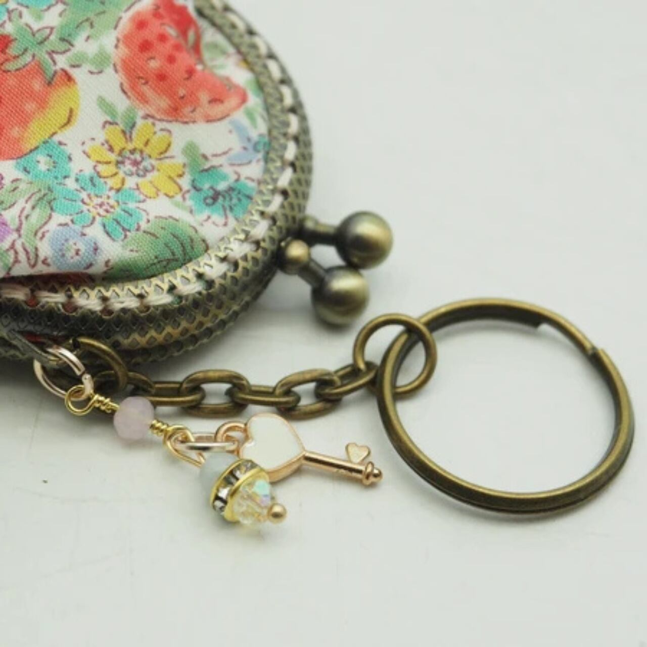 【ハンドメイド】がま口バッグチャーム｜苺と小花（口金5cm）